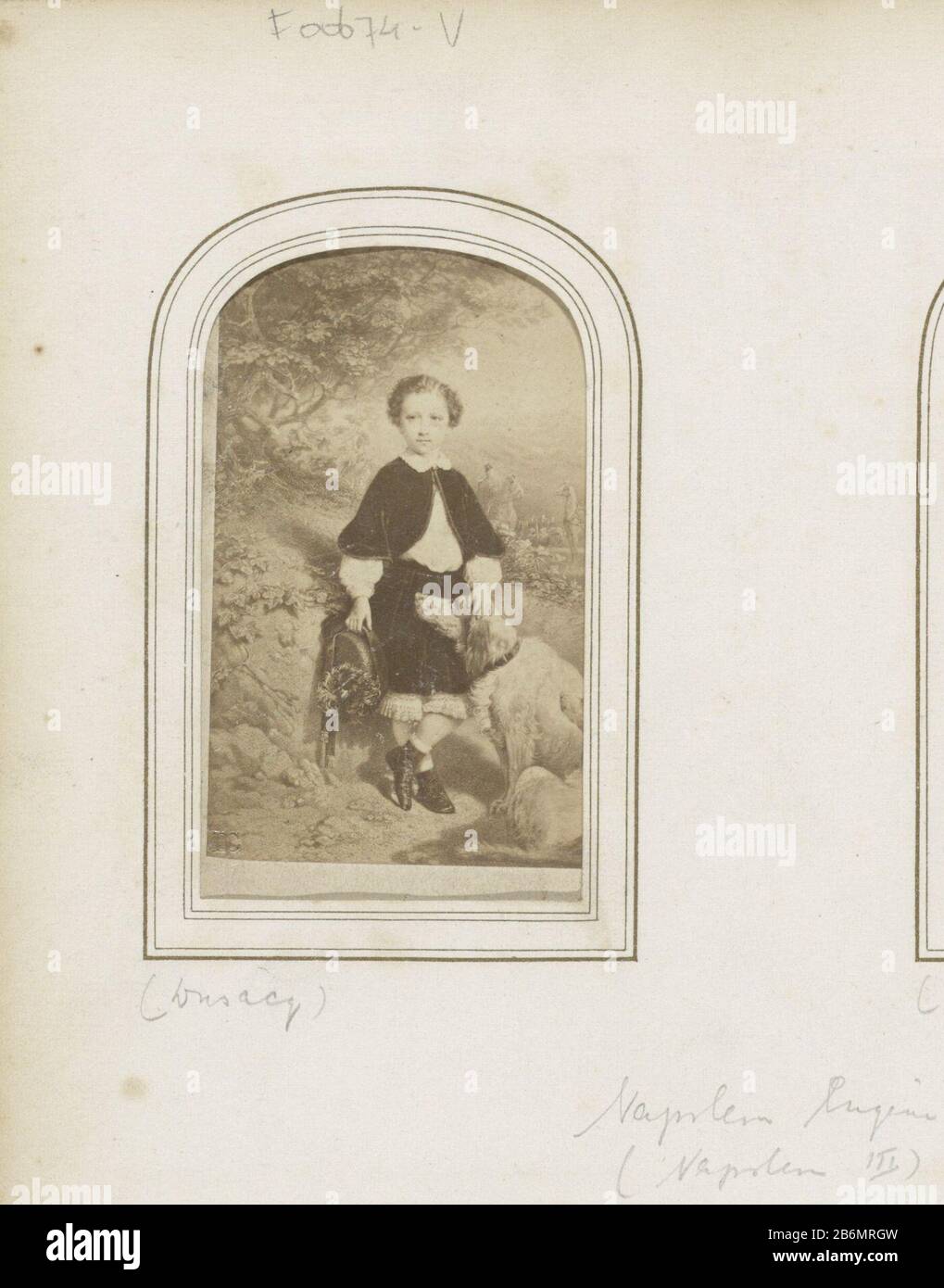 Teil des Albums mit 123 Cartes-de-visite von Mitgliedern europäischer Königsfamilien, Politikern und berühmten Persönlichkeiten. Hersteller : Fotograf: Dusacq et Cieuitgever: Dusacq et Cienaar Gemälde von: Anonymer Ort Herstellung: Paris Datum: 1858 - 1870 Physische Merkmale: Albumin Druckmaterial: Pappe Fotopapier Technik: Albumin Druckabmessungen: Bild: H 85 mm × b 54 mmkarton: H 104 mm × b 62 mm Betreff: Historische Personendogkleidung für den oberen Teil der Körperhose, Breecheshead-Ausrüstung: Hut (+ Herrenbekleidung) Wo: Parijswie Napoleon Eugene Louis John Joseph Bonaparte Stockfoto