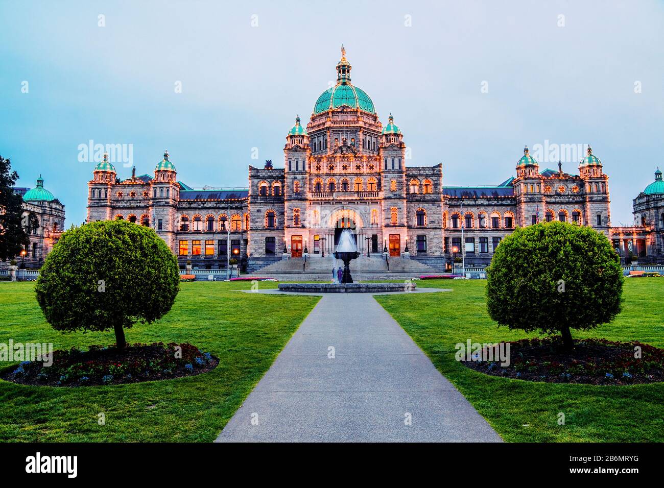 Parlamentsgebäude von British Columbia mit formalem Garten und Springbrunnen, Victoria, British Colubmia, Kanada Stockfoto