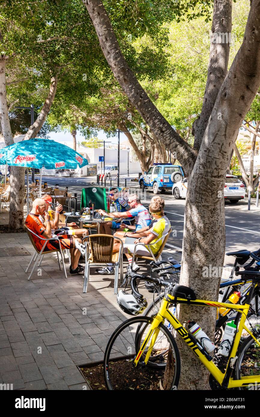 Radfahrer entspannen sich in einem Straßencafé in Pajara auf der Kanareninsel Fuerteventura Stockfoto
