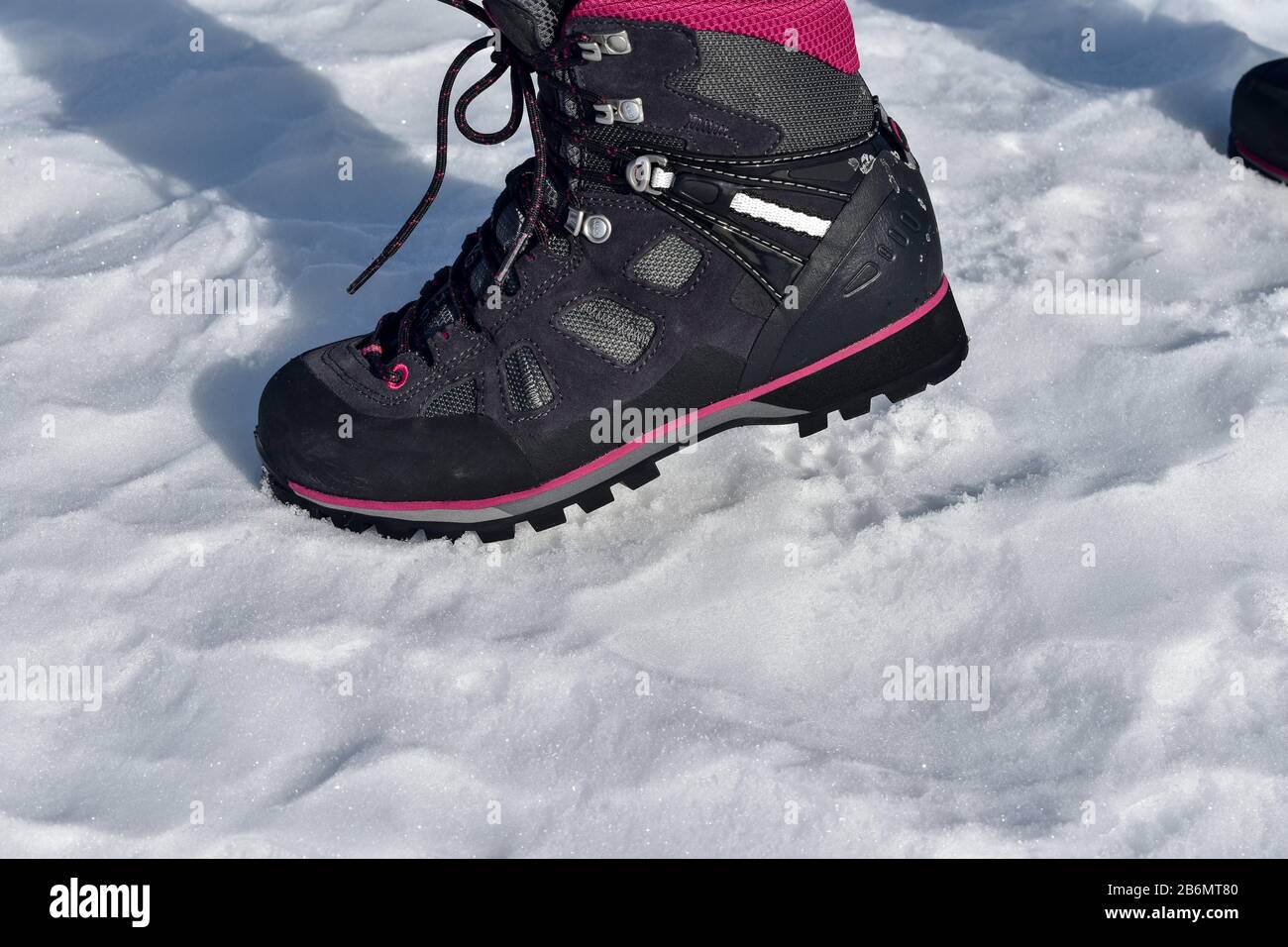 Winter-Wanderstiefel auf Schnee. Stockfoto