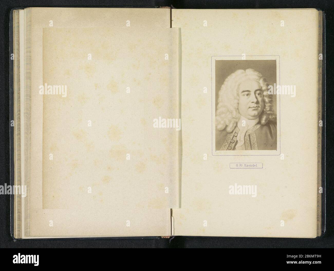 Bildwiedergabe eines Porträts von Georg Friedrich HändelG. Fr. Haendel (Titelobjekt) Objektart: Fotoreproduktion Seite Artikelnummer: RP-F 2001-7-875-2 Hersteller: Fotograf: Anonym zum Drucken bis: Anonymous Datum: CA. Papier: Papiertechnik: Albumindrucke Abmessungen: Foto: H 83 mm × W 57 mmToelichtingFoto Vorderseite 70. Betrifft: Compositewie: Georg Friedrich Händel Stockfoto