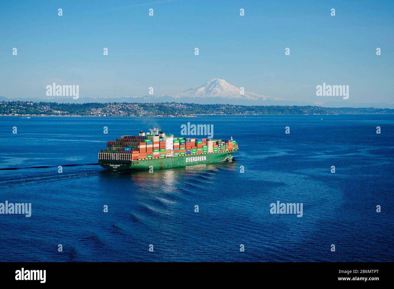 Containerschiffe, die in Puget Sound und Mount Rainier im Hintergrund, Washington State, USA, segeln Stockfoto