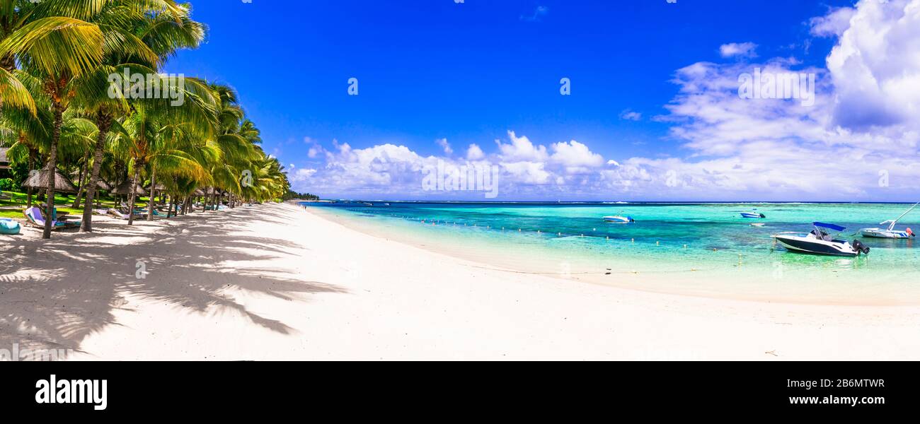 Tropisches Reiseziel: Die besten Strände der wunderschönen Insel Mauritius. Le Morne mit weißem Sand und Luxusresorts Stockfoto
