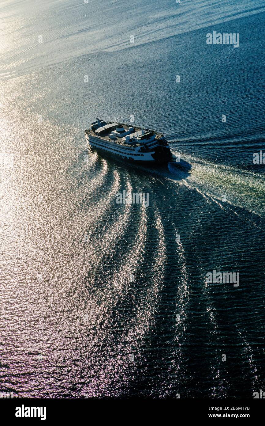 Luftaufnahme der Bainbridge Island Ferry, die in Lake Union, Seattle, Washington State, USA segelt Stockfoto