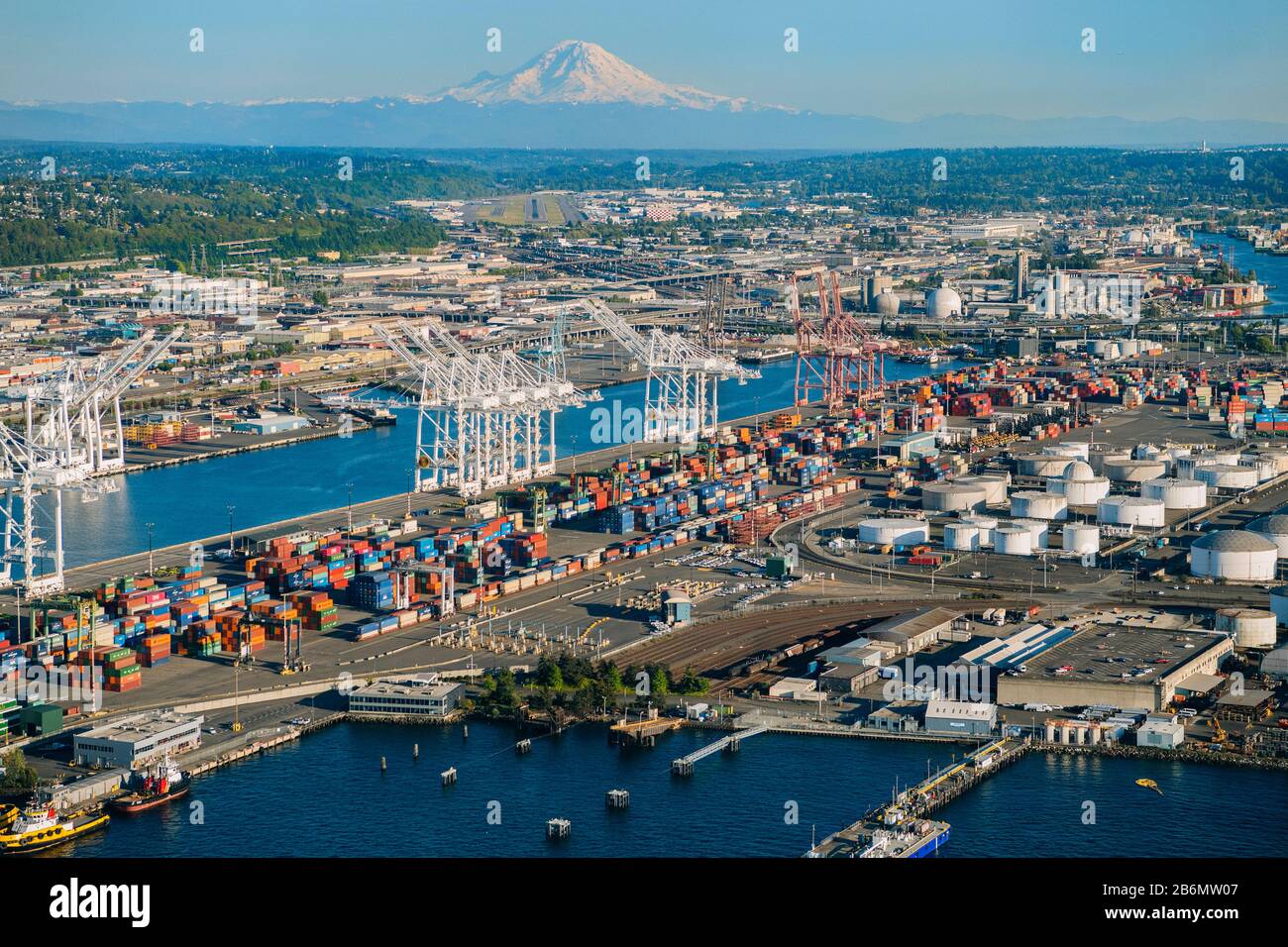 Luftaufnahme des kommerziellen Docks mit Kränen und Mount Rainier im Hintergrund, Seattle, Washington State, USA Stockfoto