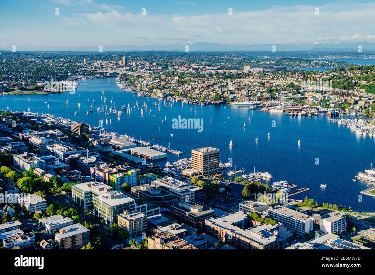 Luftbild von Seattle mit Regatta in Eagle Harbor, Washington State, USA Stockfoto