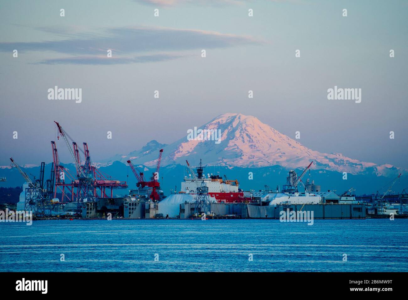 Mount Rainier hinter der Werft bei Sonnenuntergang, Seattle, Washington State, USA Stockfoto