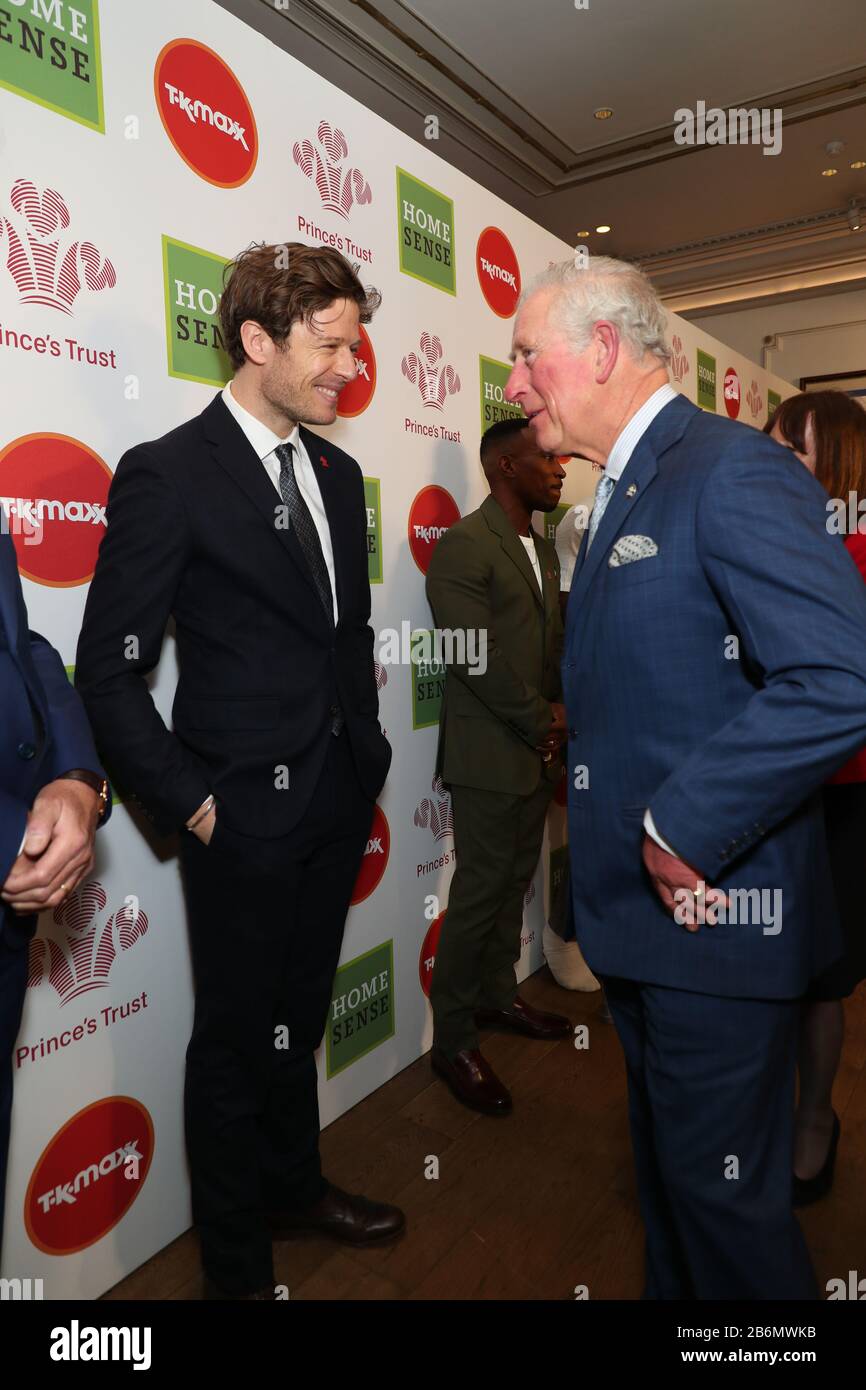 Der Prince of Wales spricht mit James Norton, als er bei den jährlichen