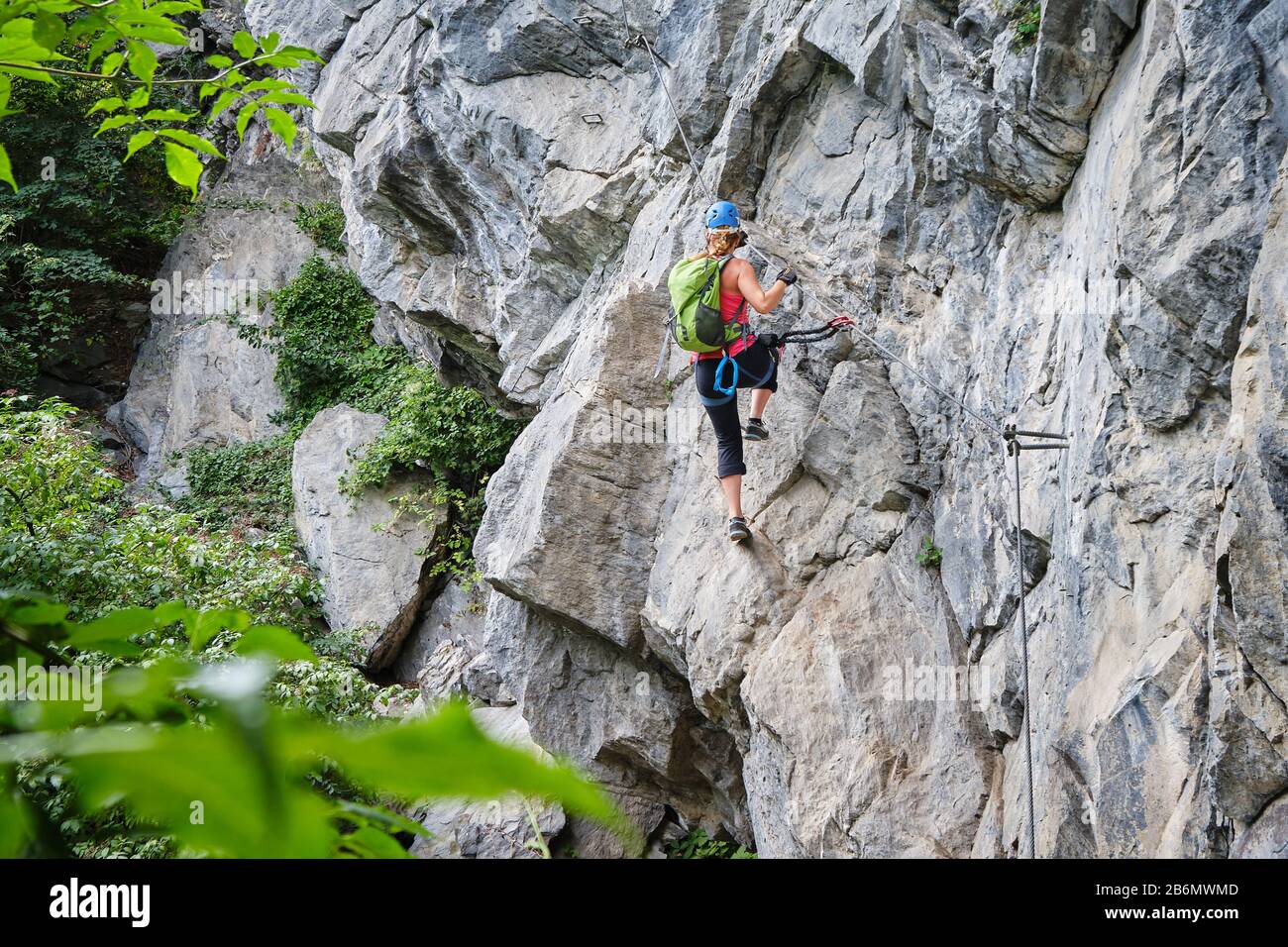 Frau klettert über Klettersteig Zimmereben, bei Mayrhofen, Zillertal, Österreich Stockfotografie