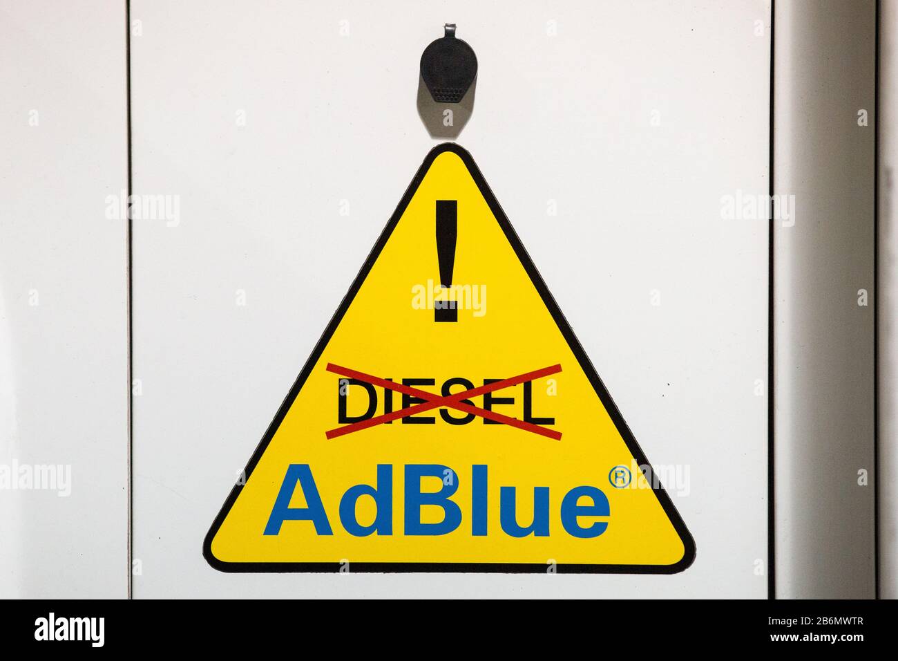 AdBlue Schild an der BP-Tankstelle zu sehen. Stockfoto