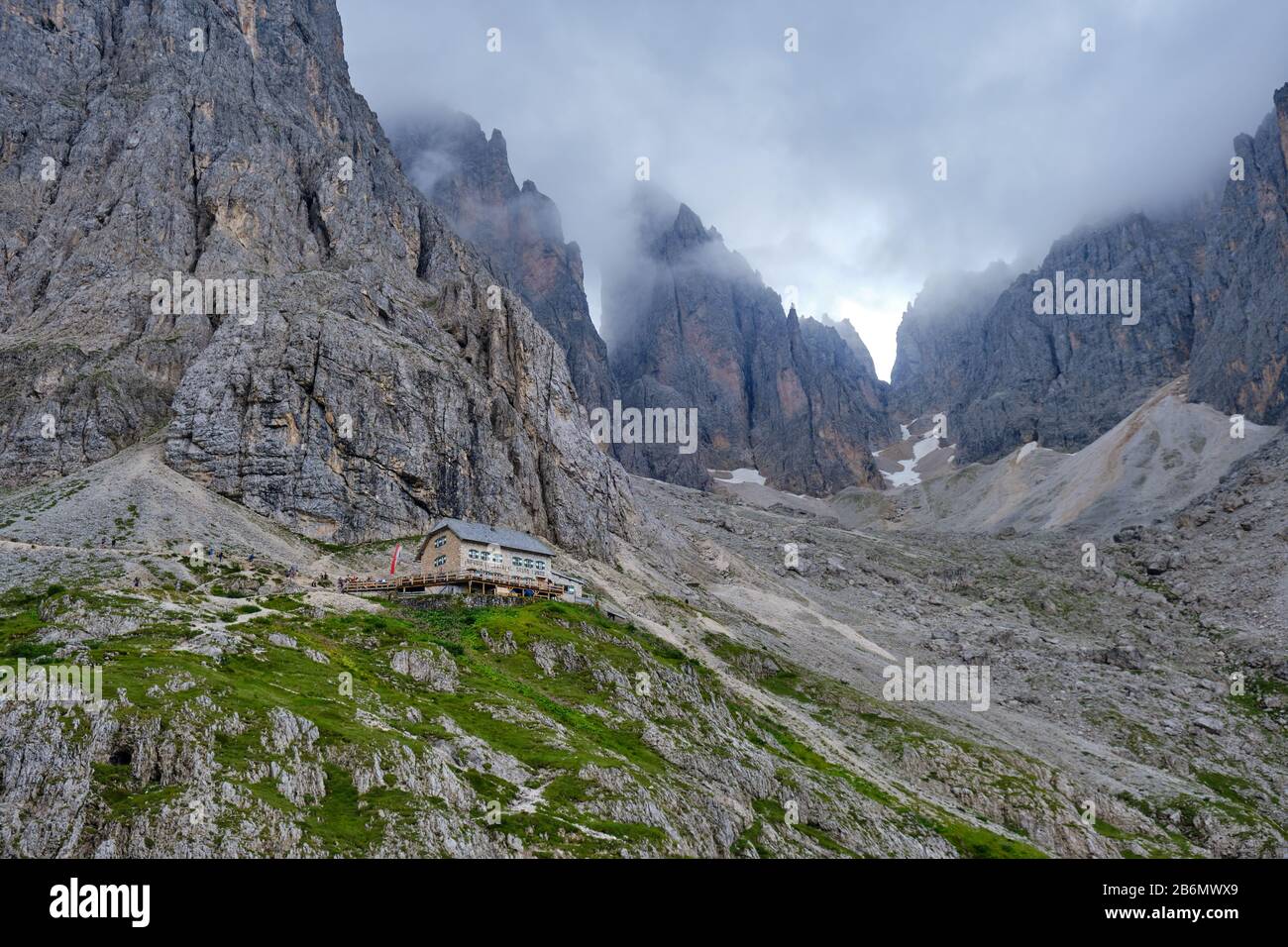 Doles, Italien - 24. August 2019: Langkofel Cirque (Langkofelkar) mit stürmischen Wolken oben. Blick von der Wanderroute, die in der Nähe Von Lan verläuft Stockfoto