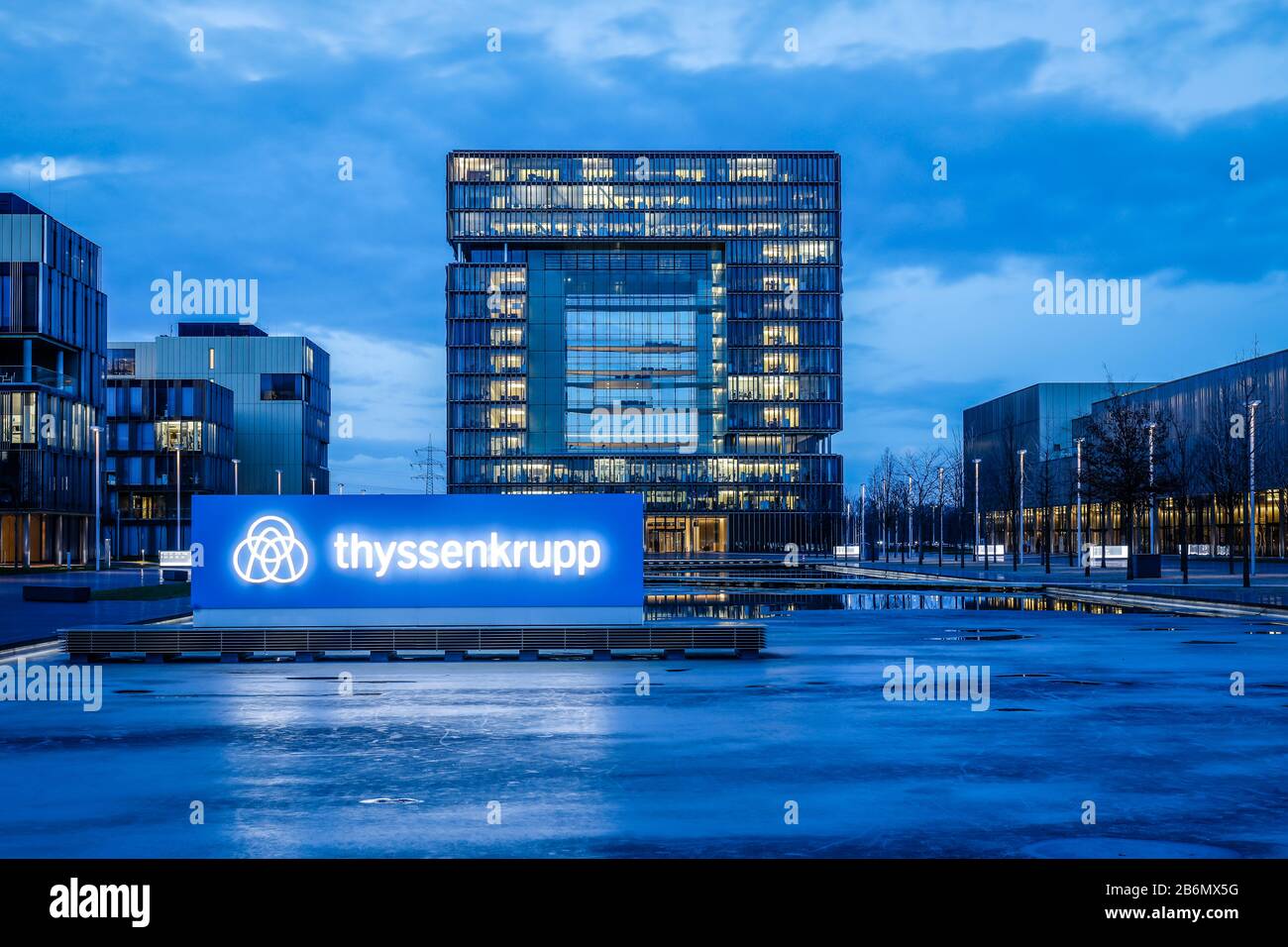 Essen, Ruhrgebiet, Nordrhein-Westfalen, Deutschland - ThyssenKrupp Zentrale, ThyssenKrupp Quartal mit Firmenlogo vor dem Hauptgebäude Q1 Stockfoto