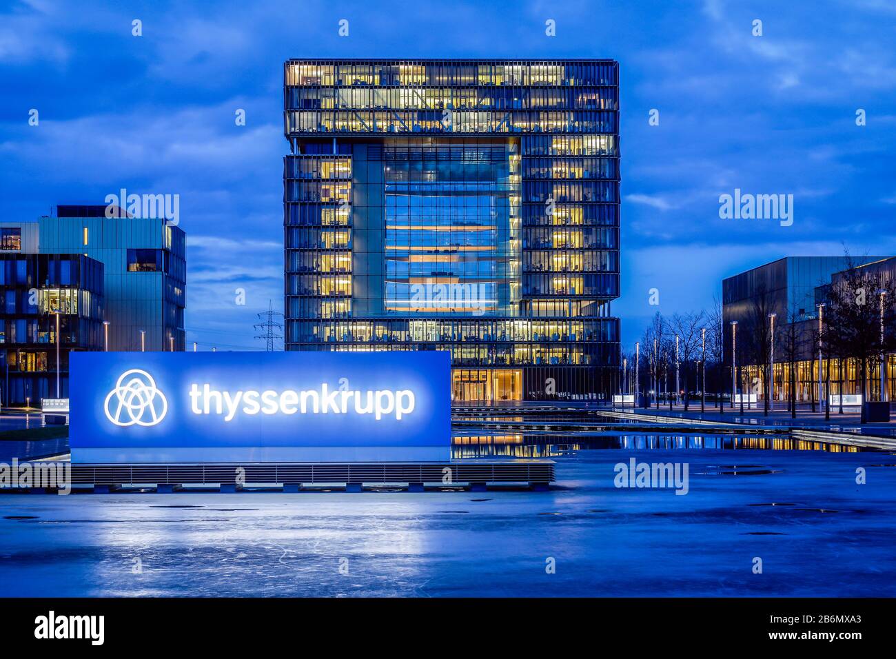 Essen, Ruhrgebiet, Nordrhein-Westfalen, Deutschland - ThyssenKrupp Zentrale, ThyssenKrupp Quartal mit Firmenlogo vor dem Hauptgebäude Q1 Stockfoto