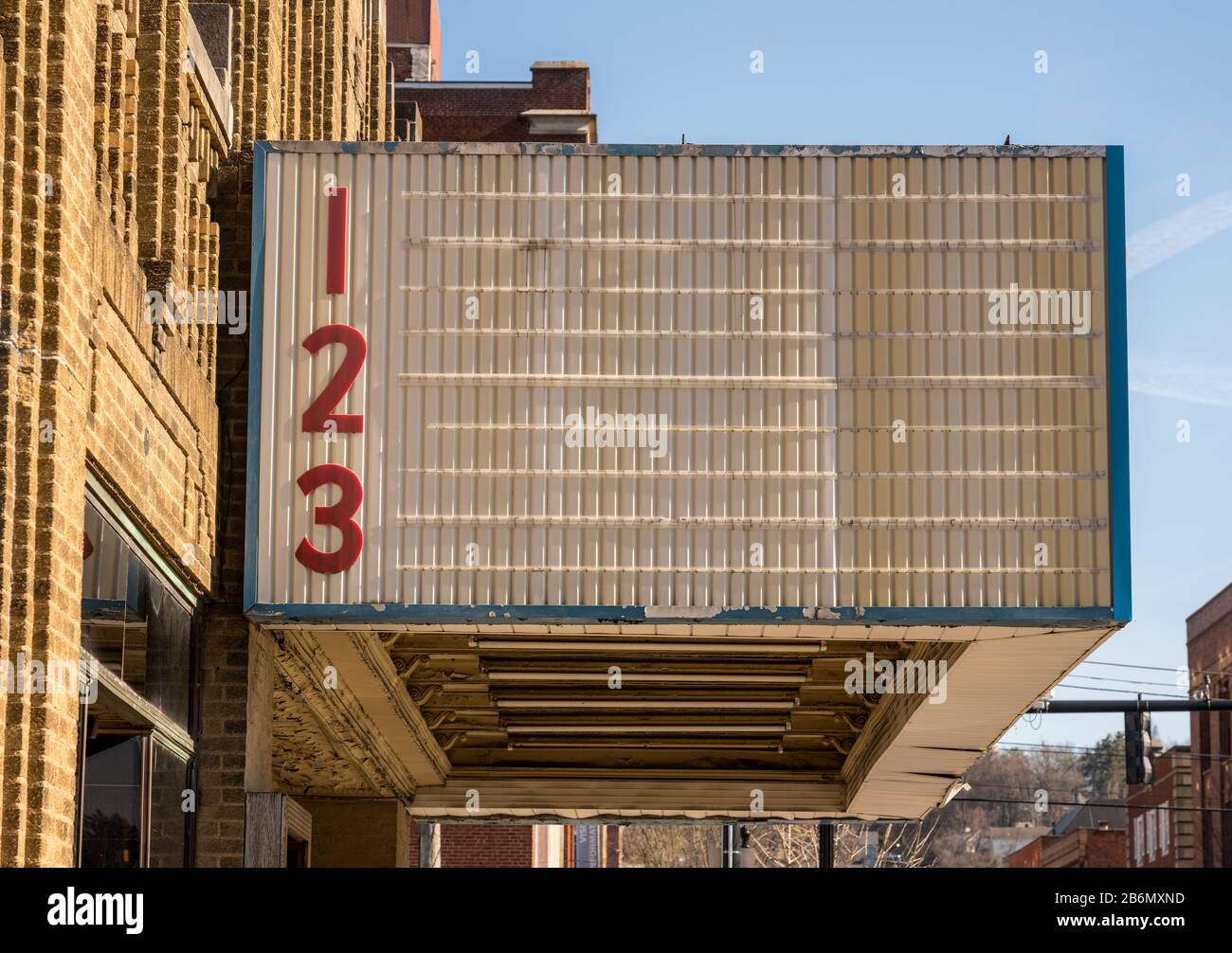 Leere Kino-Plakat- oder Festzettezeichen in der typischen US-Highstreet in der Innenstadt Stockfoto