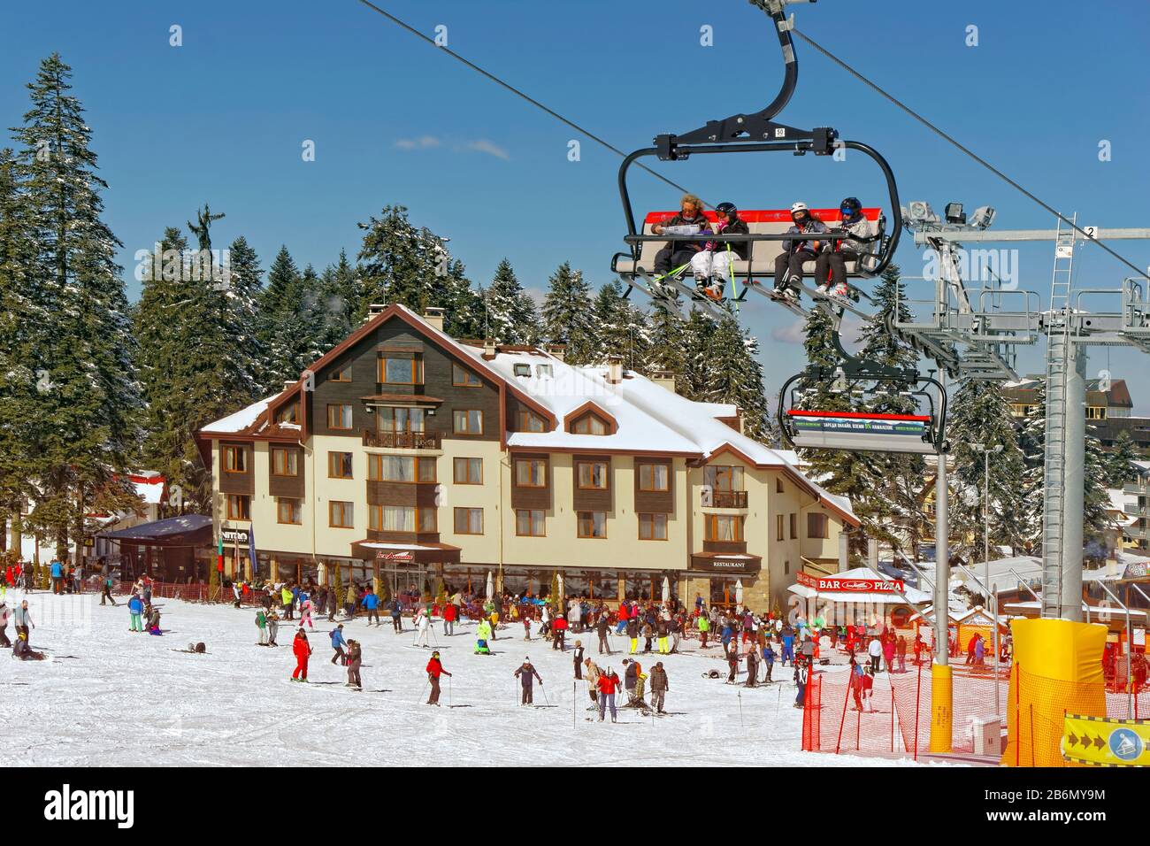 Hotel Ice Angels und Martinovi Baraki Sesselbahn am Borovets Ski Resort, Targovishte, Bulgarien. Stockfoto
