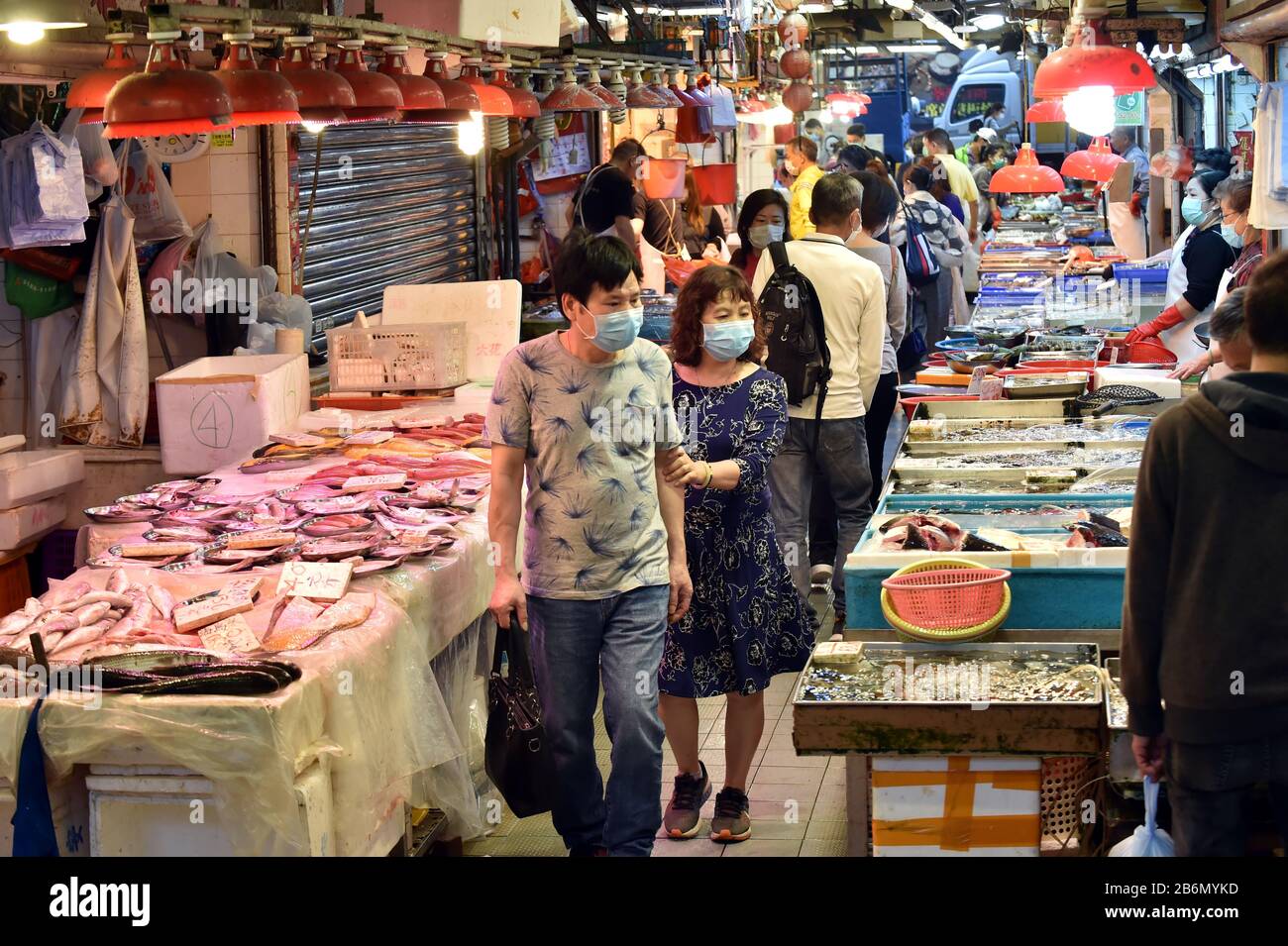 Hongkong, China. März 2020. Die Bürger werden am 9. März 2020 auf einem Fischmarkt in Hongkong, Südchina, gesehen. Die Gesamtzahl der bestätigten COVID-19-Fälle in Hongkong ist auf 126 gestiegen, sagte Hongkongs Gesundheitsschutzzentrum (CHP) am Mittwochnachmittag. Kredit: Lo Ping Fai/Xinhua/Alamy Live News Stockfoto