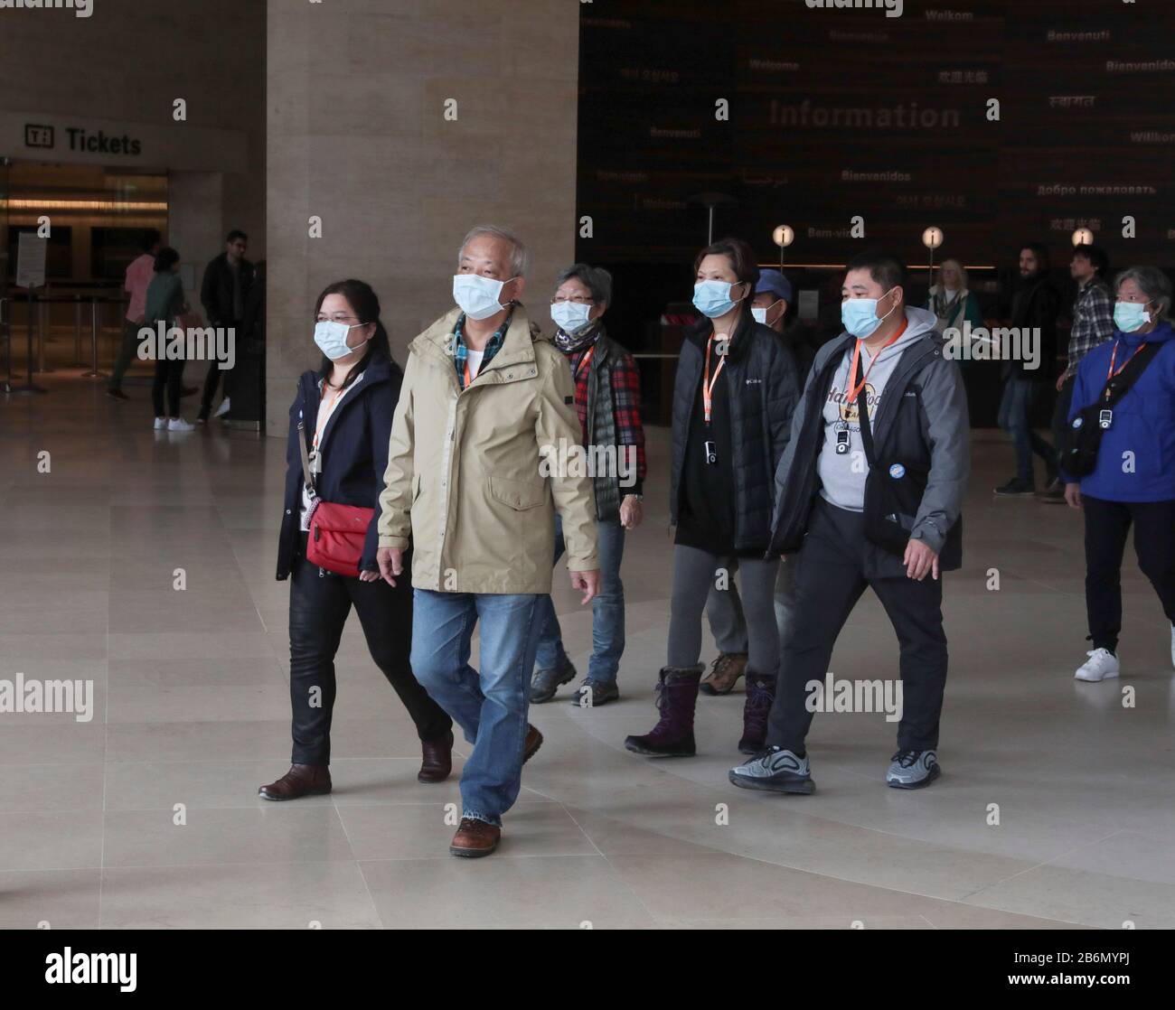 CORONAVIRUS: LOUVRE SCHRÄNKT DEN EINTRITT EIN Stockfoto