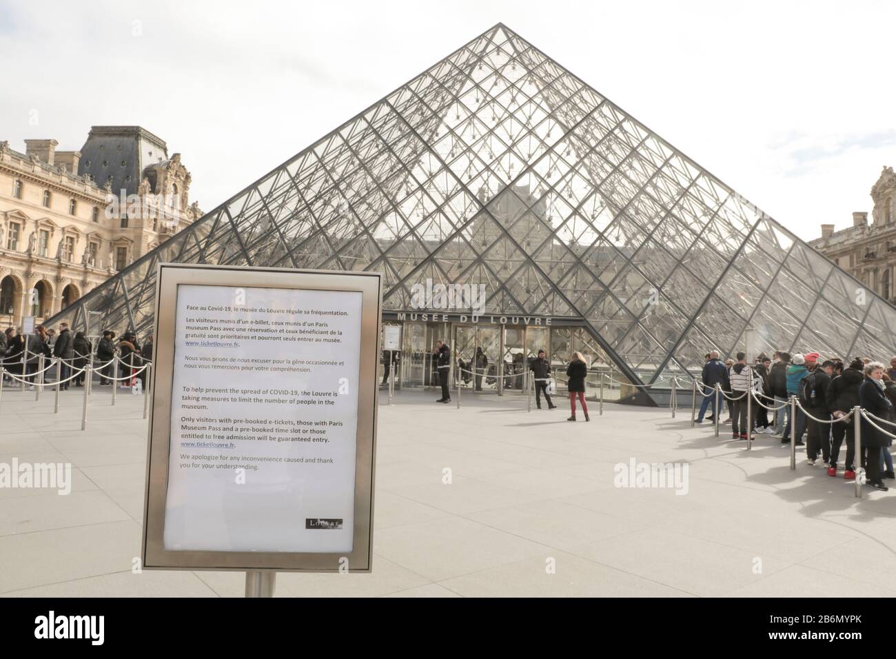 CORONAVIRUS: LOUVRE SCHRÄNKT DEN EINTRITT EIN Stockfoto