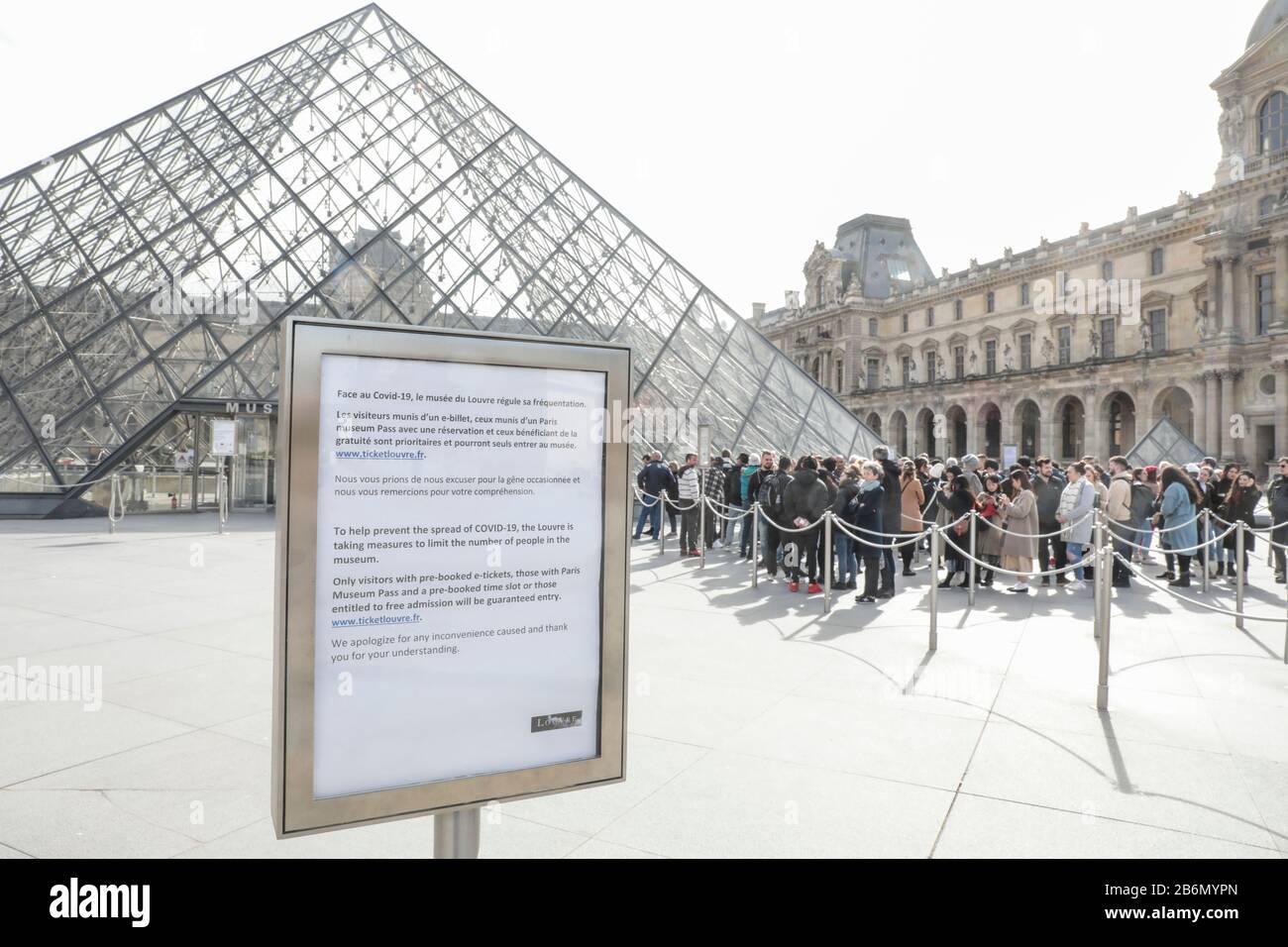 CORONAVIRUS: LOUVRE SCHRÄNKT DEN EINTRITT EIN Stockfoto