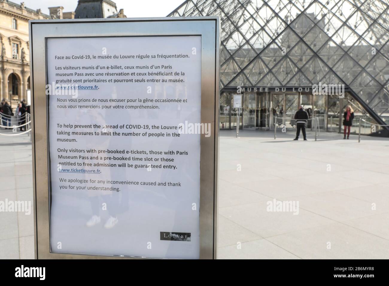 CORONAVIRUS: LOUVRE SCHRÄNKT DEN EINTRITT EIN Stockfoto
