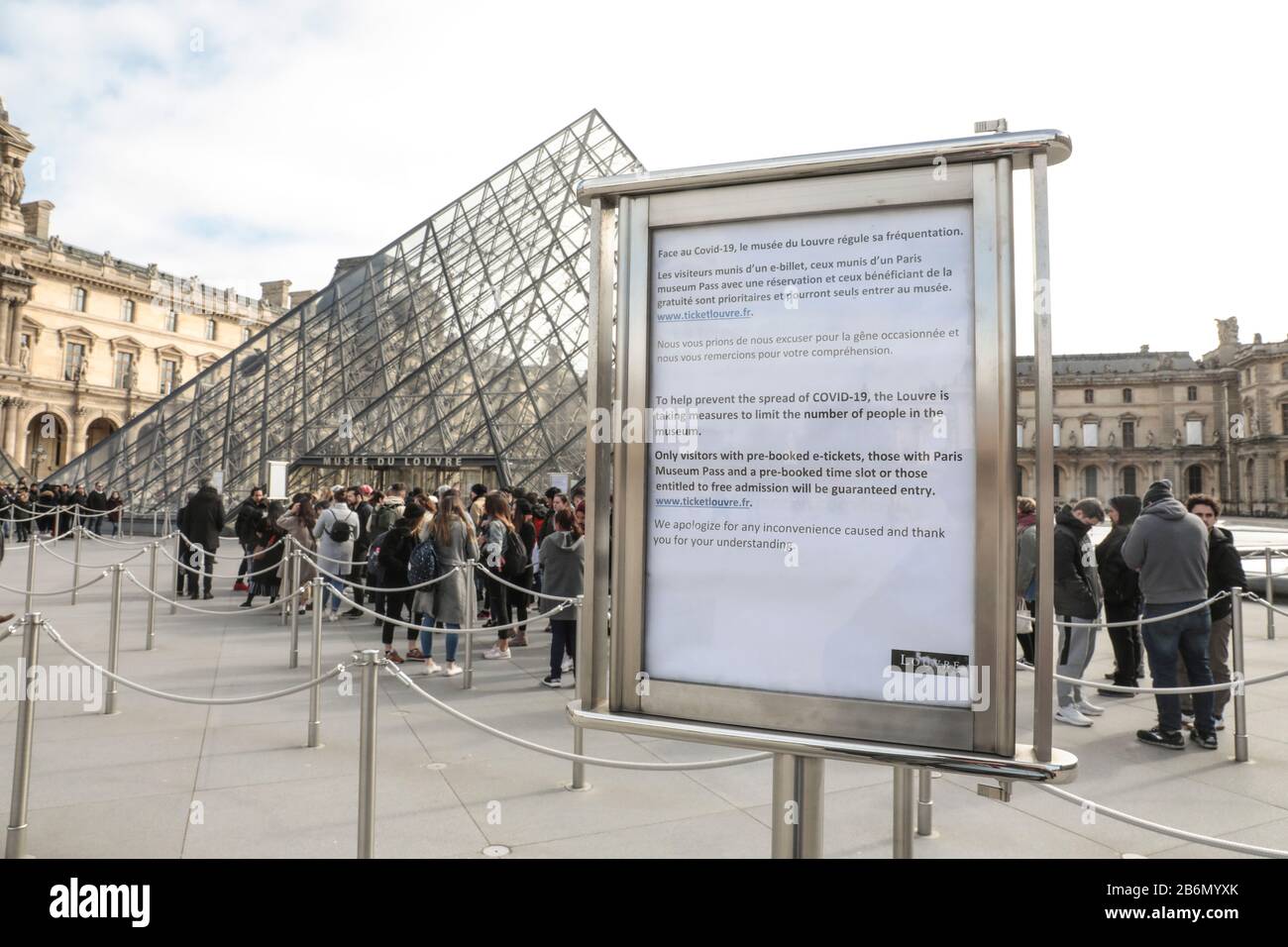 CORONAVIRUS: LOUVRE SCHRÄNKT DEN EINTRITT EIN Stockfoto