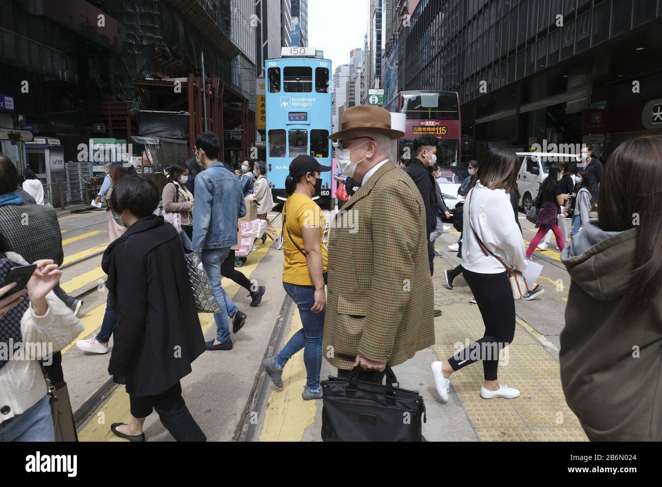 Hongkong, China. Februar 2020. Am Central Area in Hongkong, Südchina, 28. Februar 2020, werden Menschen mit Masken gesehen. Die Gesamtzahl der bestätigten COVID-19-Fälle in Hongkong ist auf 126 gestiegen, sagte Hongkongs Gesundheitsschutzzentrum (CHP) am Mittwochnachmittag. Credit: Wang Shen/Xinhua/Alamy Live News Stockfoto