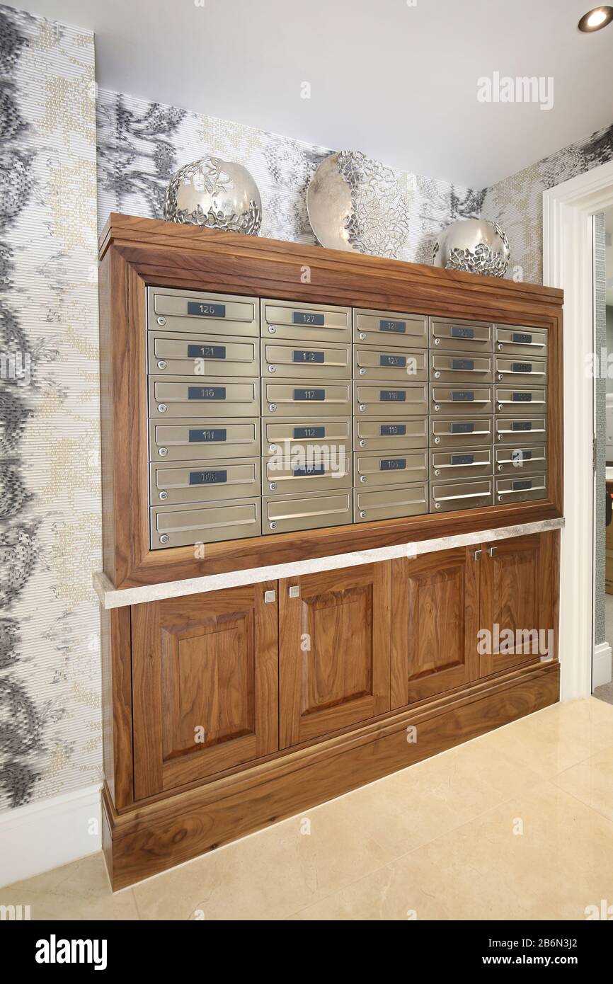 Bank of Wall-monted Mail Boxes in der Lobby eines neuen Blocks von Luxus-Pensionswohnungen in South London, Großbritannien Stockfoto