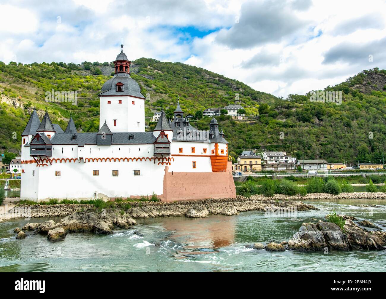 Auf der Insel Pflaz thront, war Pflazgrafenstein eine Mautburg, die 1327 von König Ludwig dem Bayern erbaut wurde. Stockfoto