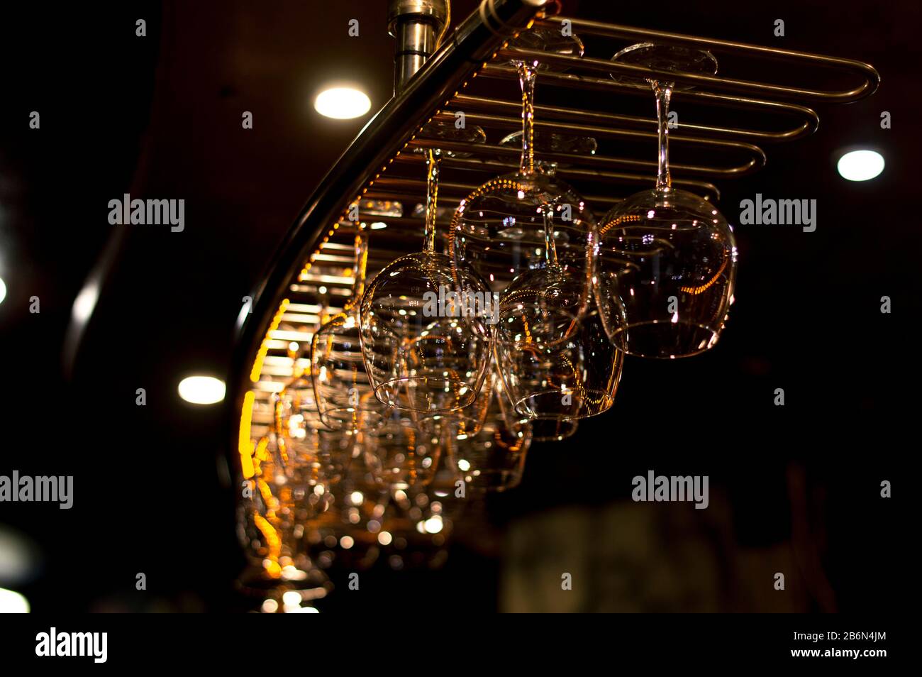 Weingläser, Gläser, Gläser, wiegen über einen Tisch. Entwickelt für jeden Drink und Glanz und Schimmer im Licht. Stockfoto