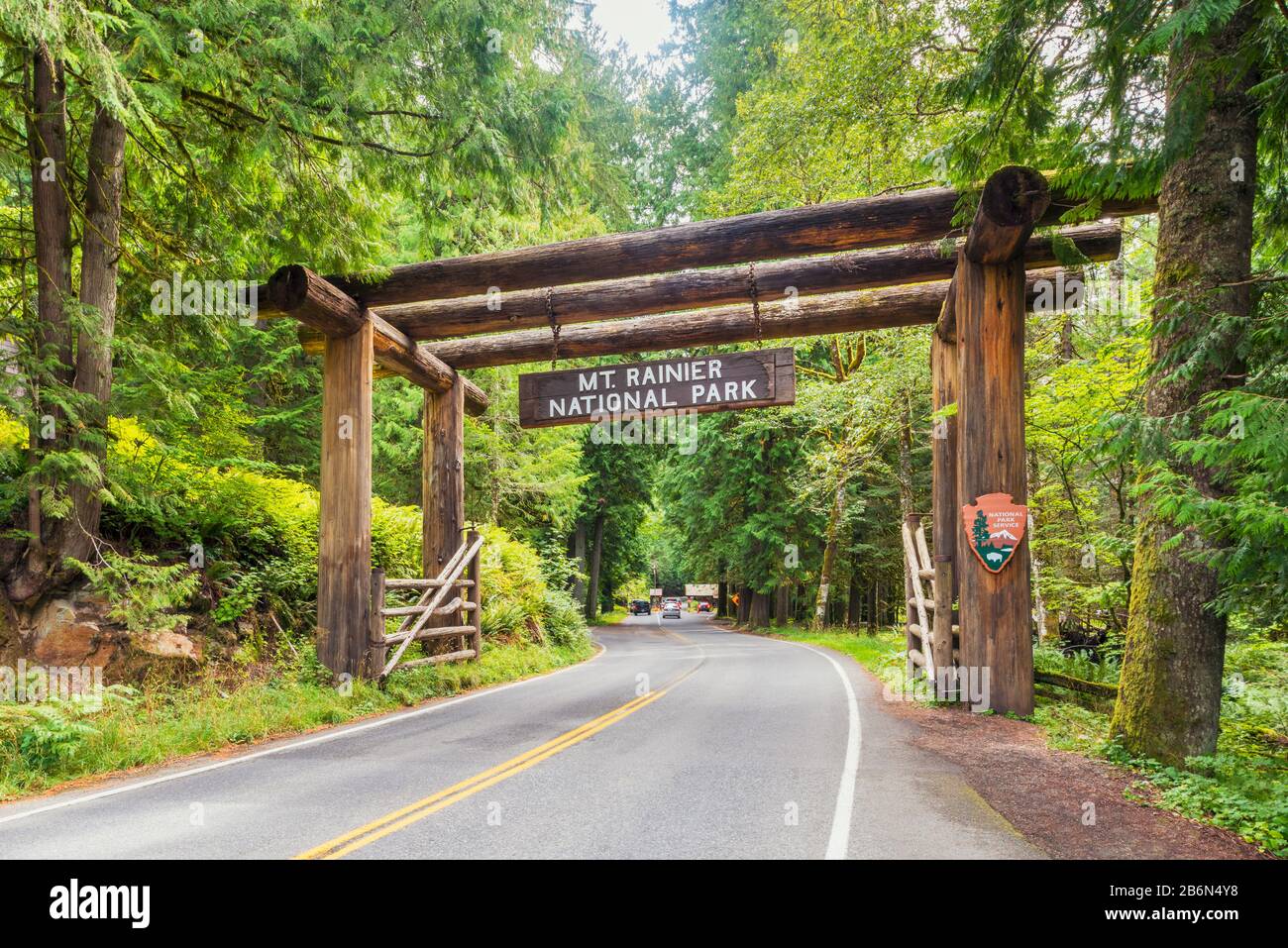 Eintrittsschild zum Mount Rainier National Park, Washington, USA. Der Park wurde 1899 als fünfter Nationalpark der Vereinigten Staaten eingerichtet. Stockfoto