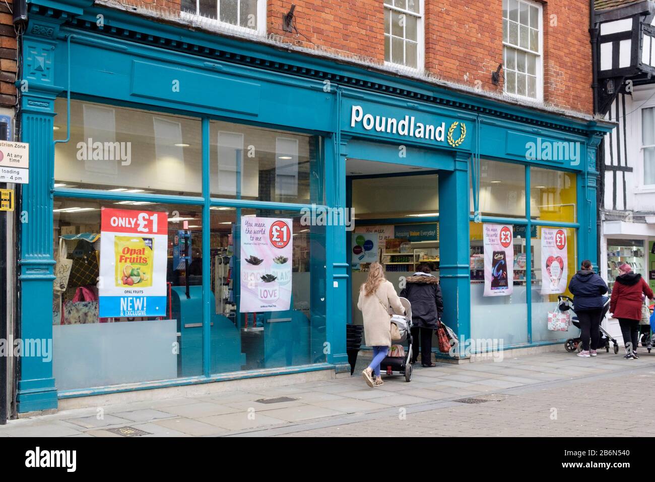 Eine Filiale der Handelskette Poundland in Salisbury wiltshire UK Stockfoto