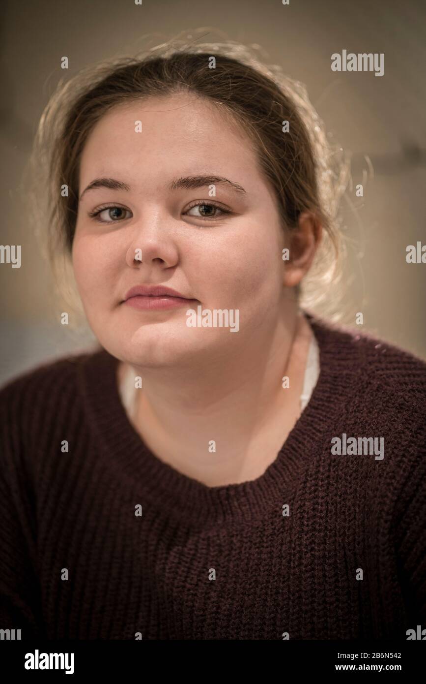 Nur Gesicht, Nahaufnahme des Porträts eines 14 Jahre alten Teenager-Mädchens. Stockfoto