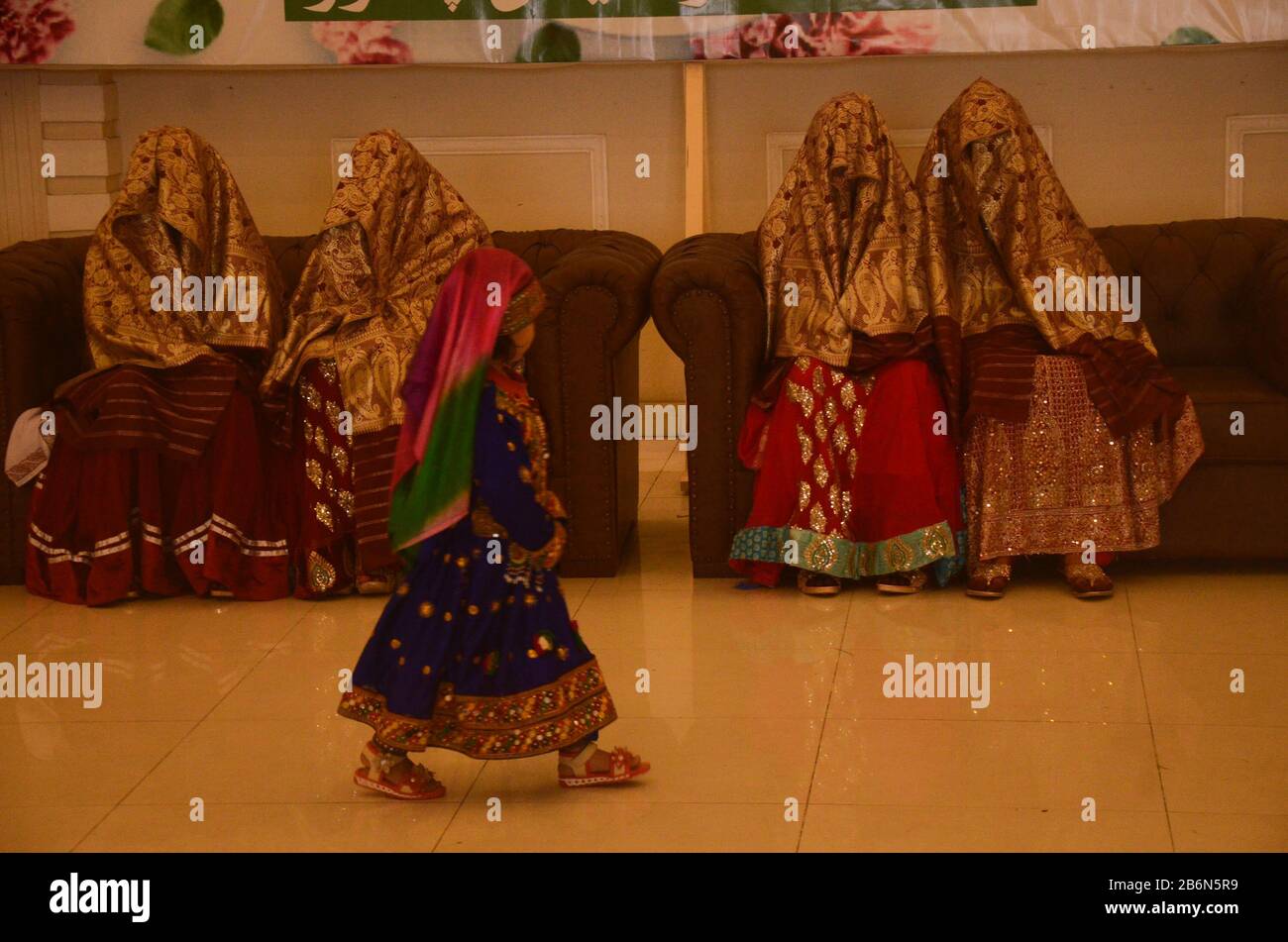 März 2020 Peschawar, Pakistan. März 2020. Paare, die mit