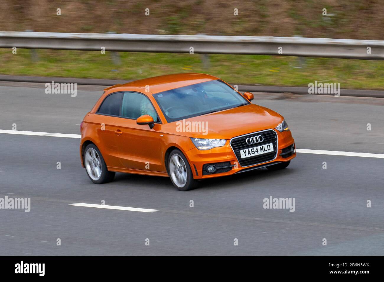 2015 Orange Audi A1 S Line TFSI; UK Vehicular Traffic, Transport, moderne  Fahrzeuge, Salonwagen, verschwommene bewegte Fahrzeuge, Fahrzeug, Straßen,  Motoren, fahrende Autofahrer auf der Autobahn M6 Stockfotografie - Alamy