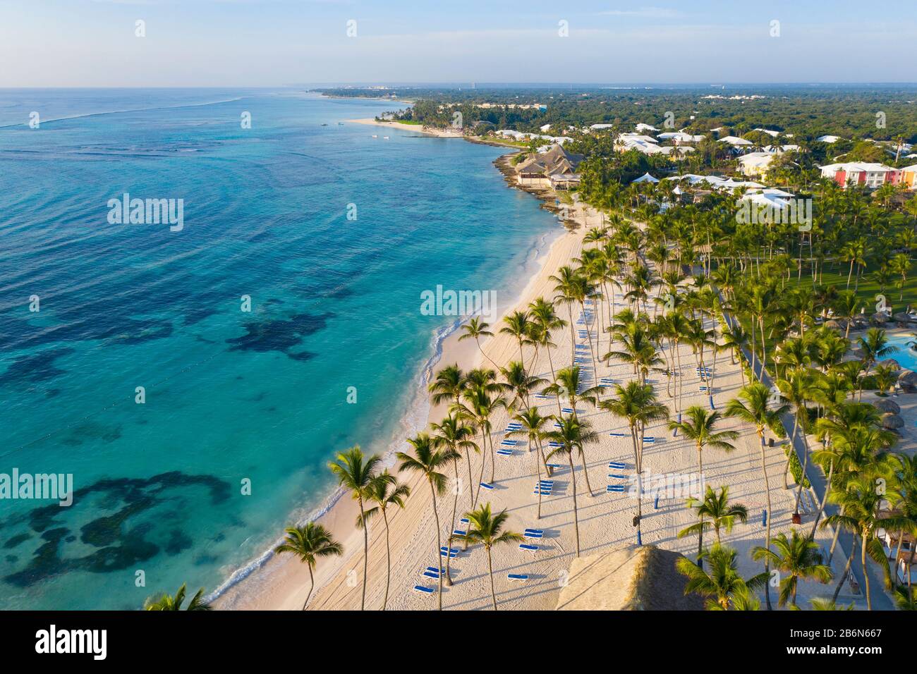 Blick auf den schönen weißen Strand in Punta Cana, Dominikanische Republik Stockfoto