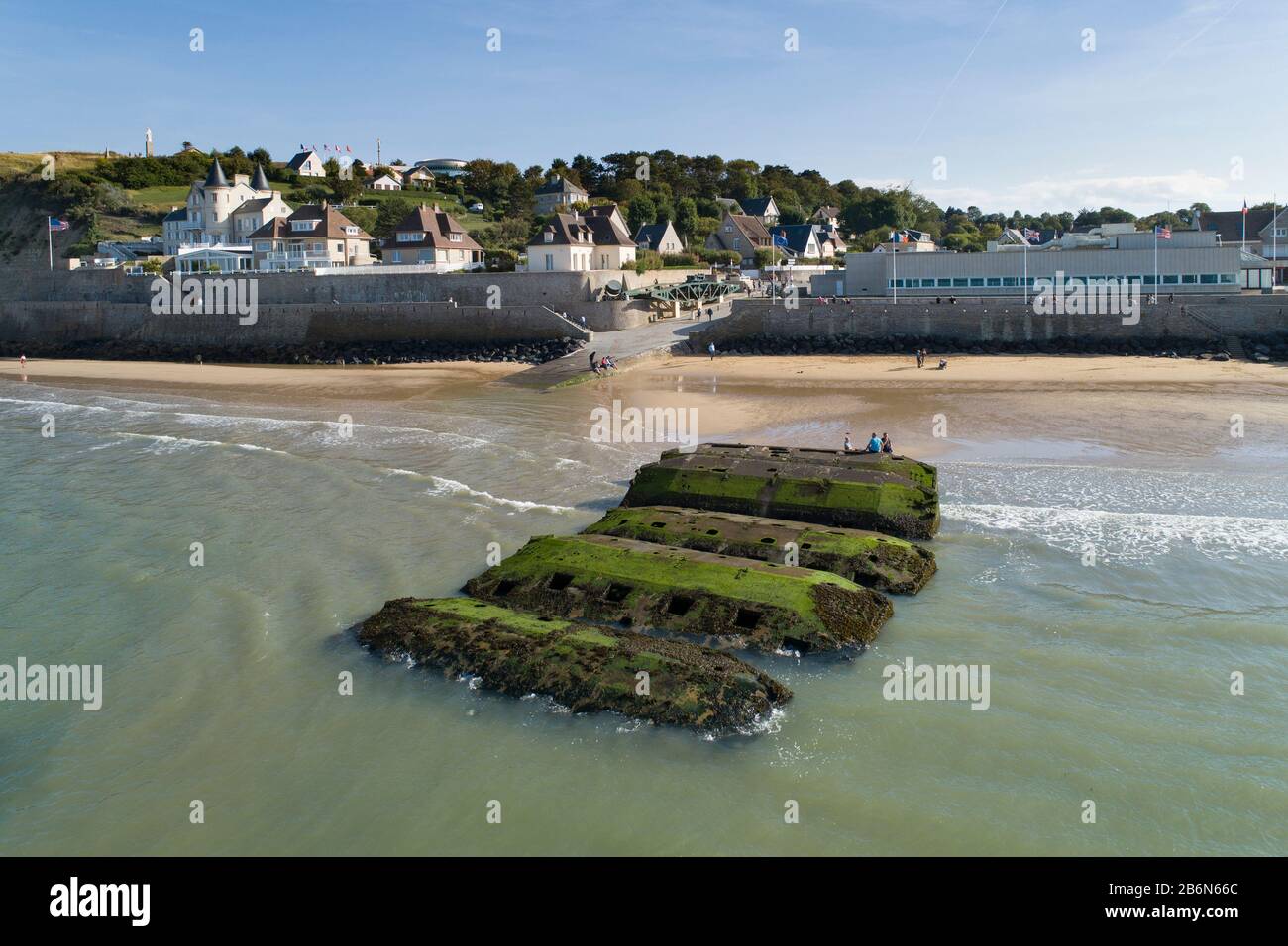 Luftaufnahme von Arromanches Les Bains, Normandie, Frankreich, Mulberry Harbour von D Day Landungen, 2. Weltkrieg Stockfoto