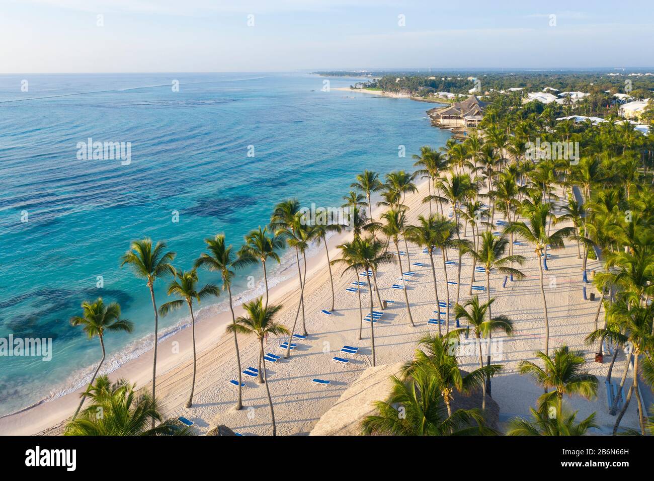 Blick auf den schönen weißen Strand in Punta Cana, Dominikanische Republik Stockfoto