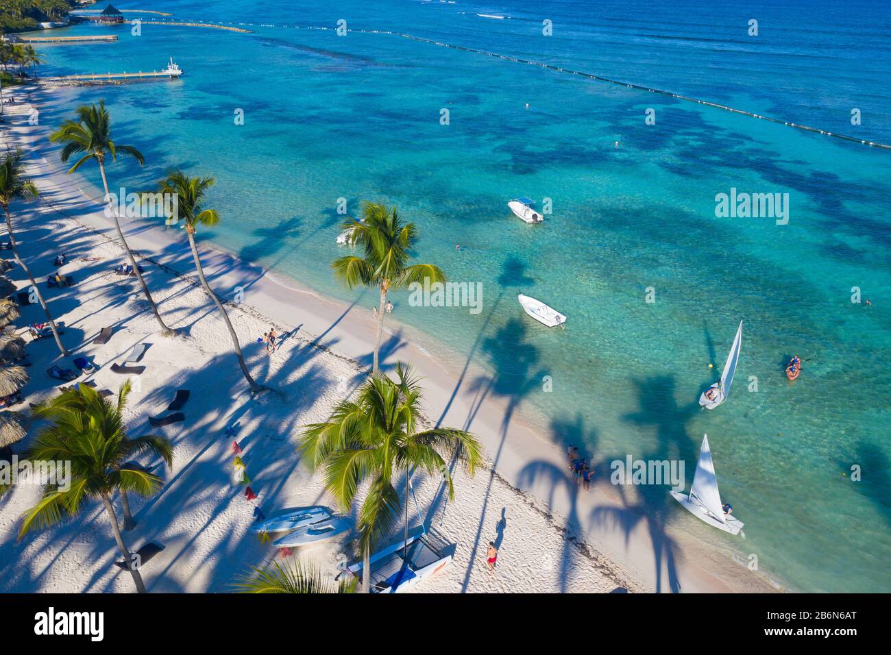 Blick auf den schönen weißen Strand in Punta Cana, Dominikanische Republik Stockfoto