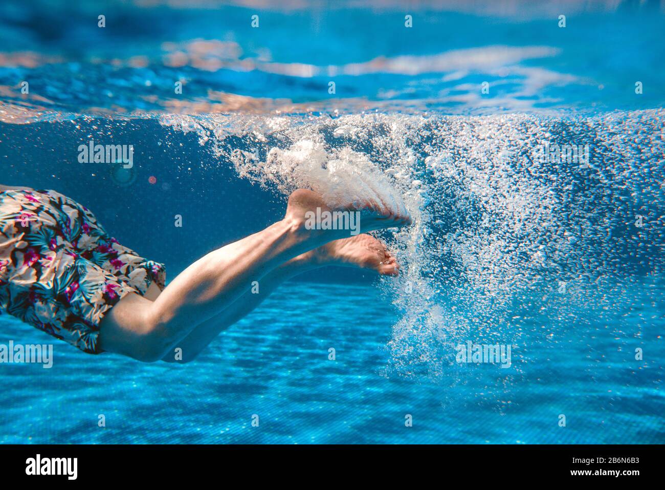 Die Beine der Männer schwimmen im Sommer unter Wasser im Schwimmbad  Stockfotografie - Alamy