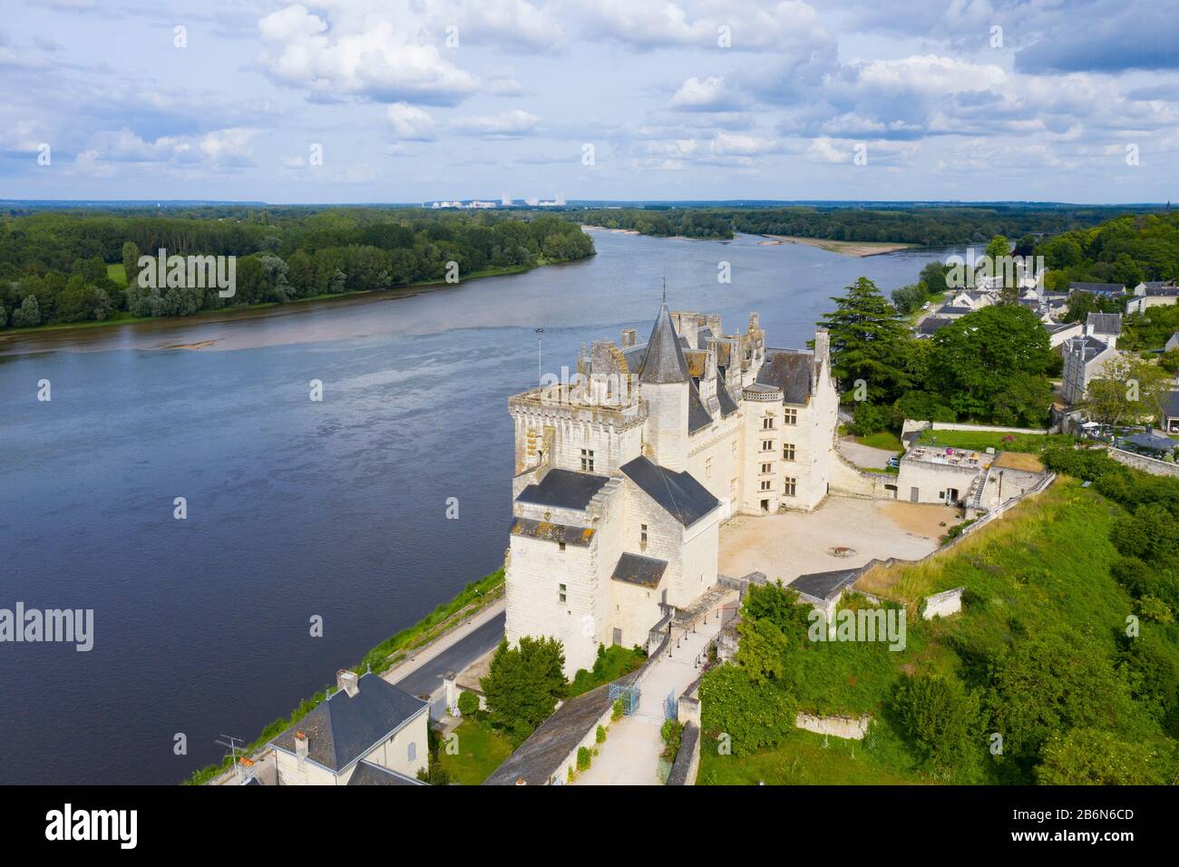 Luftbild des Schlosses von Montsoreau am Zusammenfluss von Loiré und Vienne. Montsoreau (Die Schönsten Dörfer Frankreichs genannt), Main Stockfoto