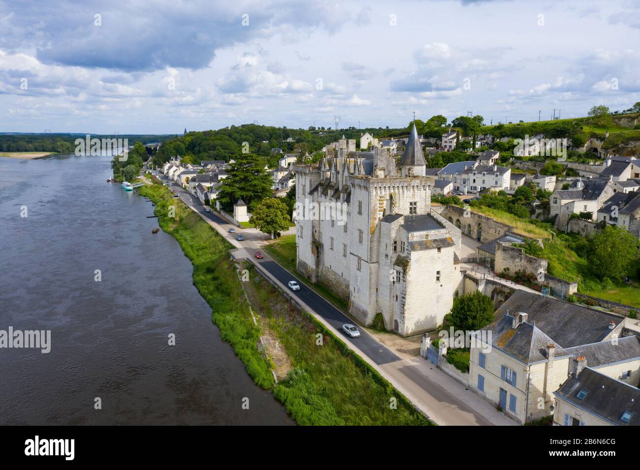 Luftbild des Schlosses von Montsoreau am Zusammenfluss von Loiré und Vienne. Montsoreau (Die Schönsten Dörfer Frankreichs genannt), Main Stockfoto
