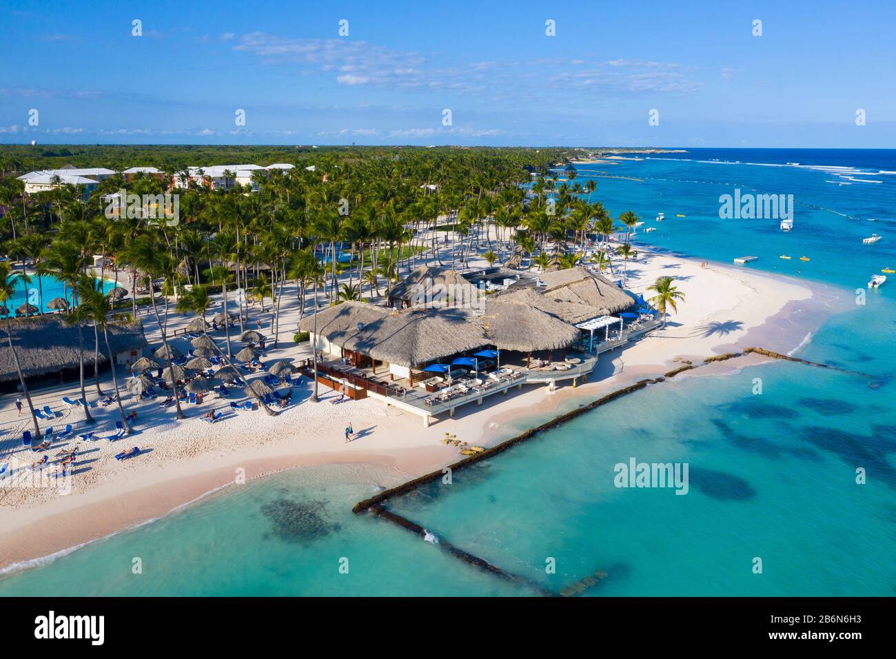 Blick auf den schönen weißen Strand in Punta Cana, Dominikanische Republik Stockfoto