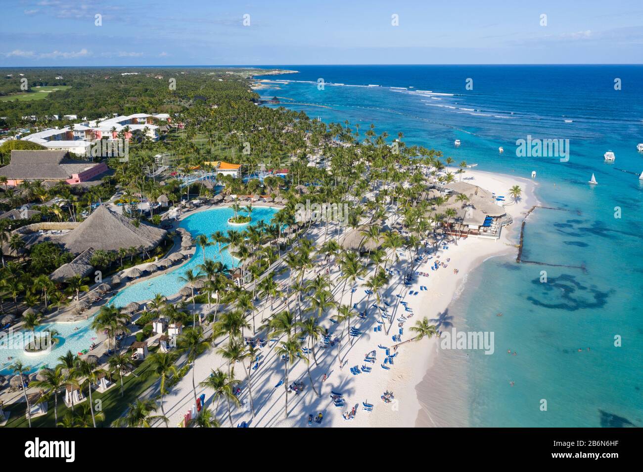 Blick auf den schönen weißen Strand in Punta Cana, Dominikanische Republik Stockfoto
