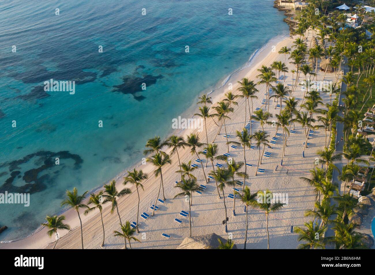 Blick auf den schönen weißen Strand in Punta Cana, Dominikanische Republik Stockfoto
