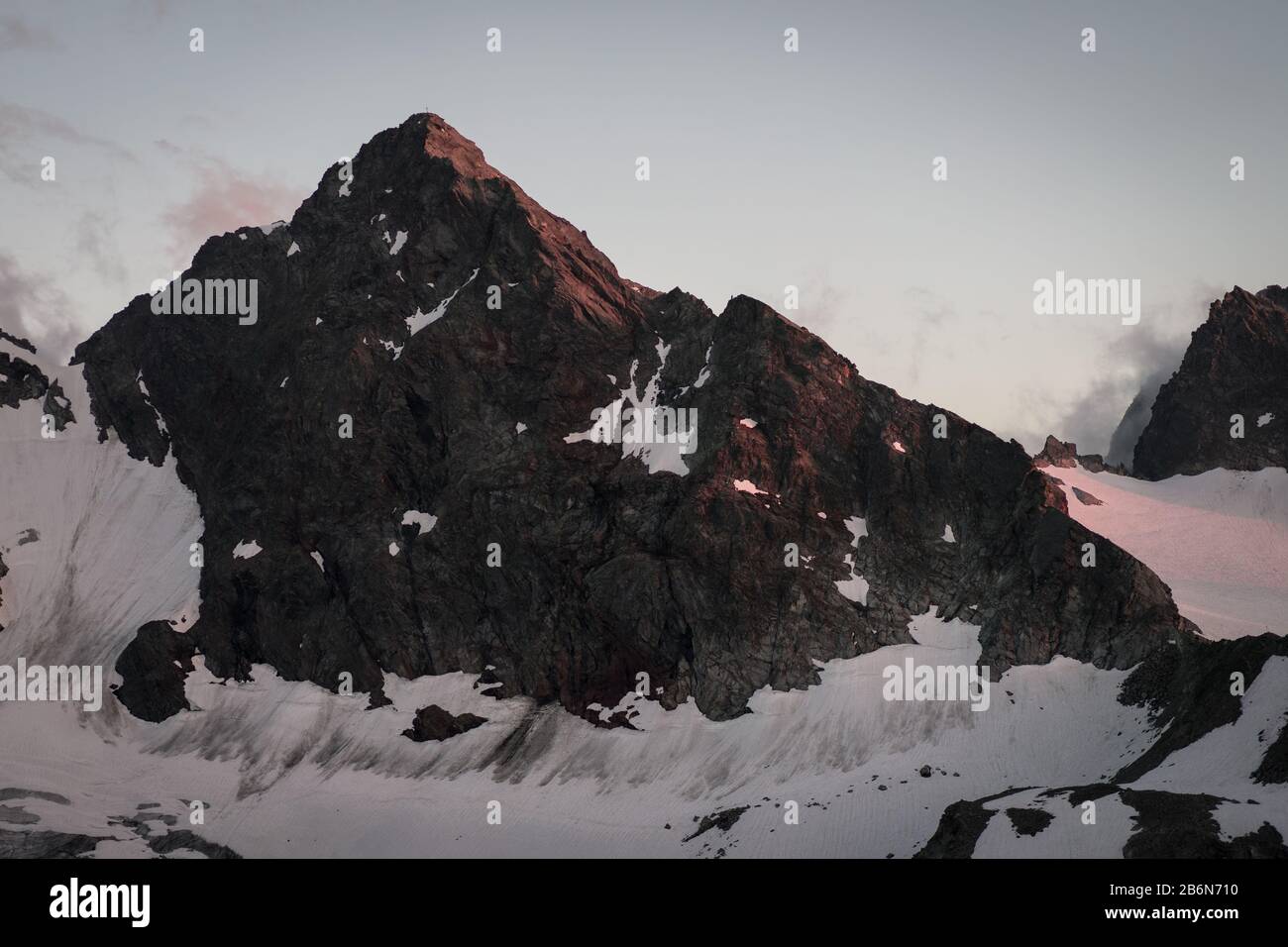 Ein riesiger schneebedeckter Berg in Vorarlberg, Österreich mit Schnee in der Zeit der Sonneneinfall Stockfoto