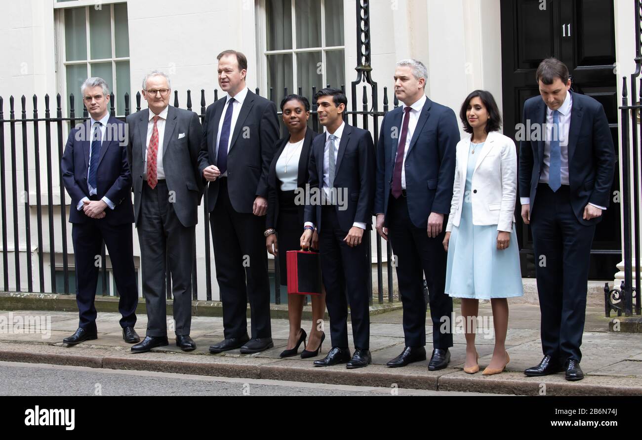 Die Mitglieder des Schatzamtes posieren für Fotos am Budget Day in Downing Street, London, Großbritannien Stockfoto