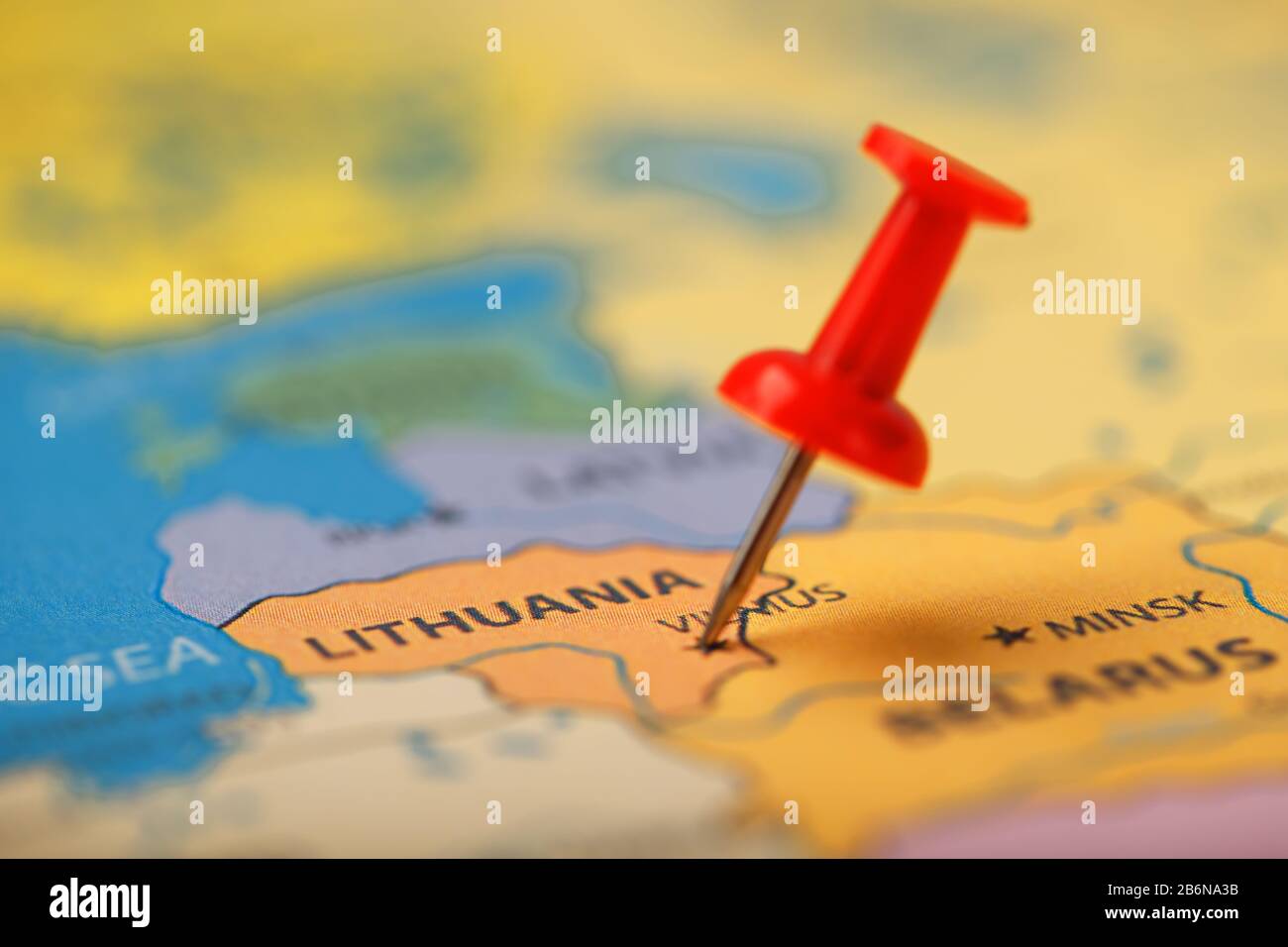 Die rote Schaltfläche zeigt die Position und Koordinaten des Ziels auf der Karte des Landes von Litauen an. Auf der Konzert-Schaltfläche werden Land und Stadt angezeigt Stockfoto