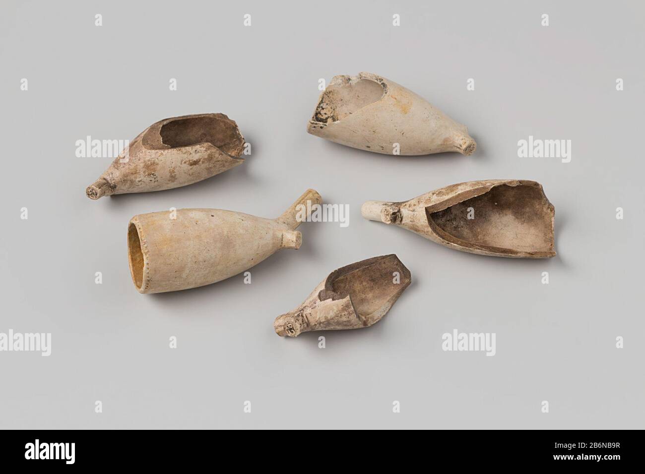 Rohr, Schüssel, Heelmark: Bekrönt 82; Framm, kein hsm. Hersteller : AnoniemPlaats Herstellung: Nederland dating: 1700 - in of voor 1743 Material: Pijpaarde Abmessungen: L 5,7 cm. (Grootste) × d 2,2 cm. × l 4 cm. (Kleine) × d 1,8 cm. Datum: 1743-08-13 - 1743-08-13 Stockfoto