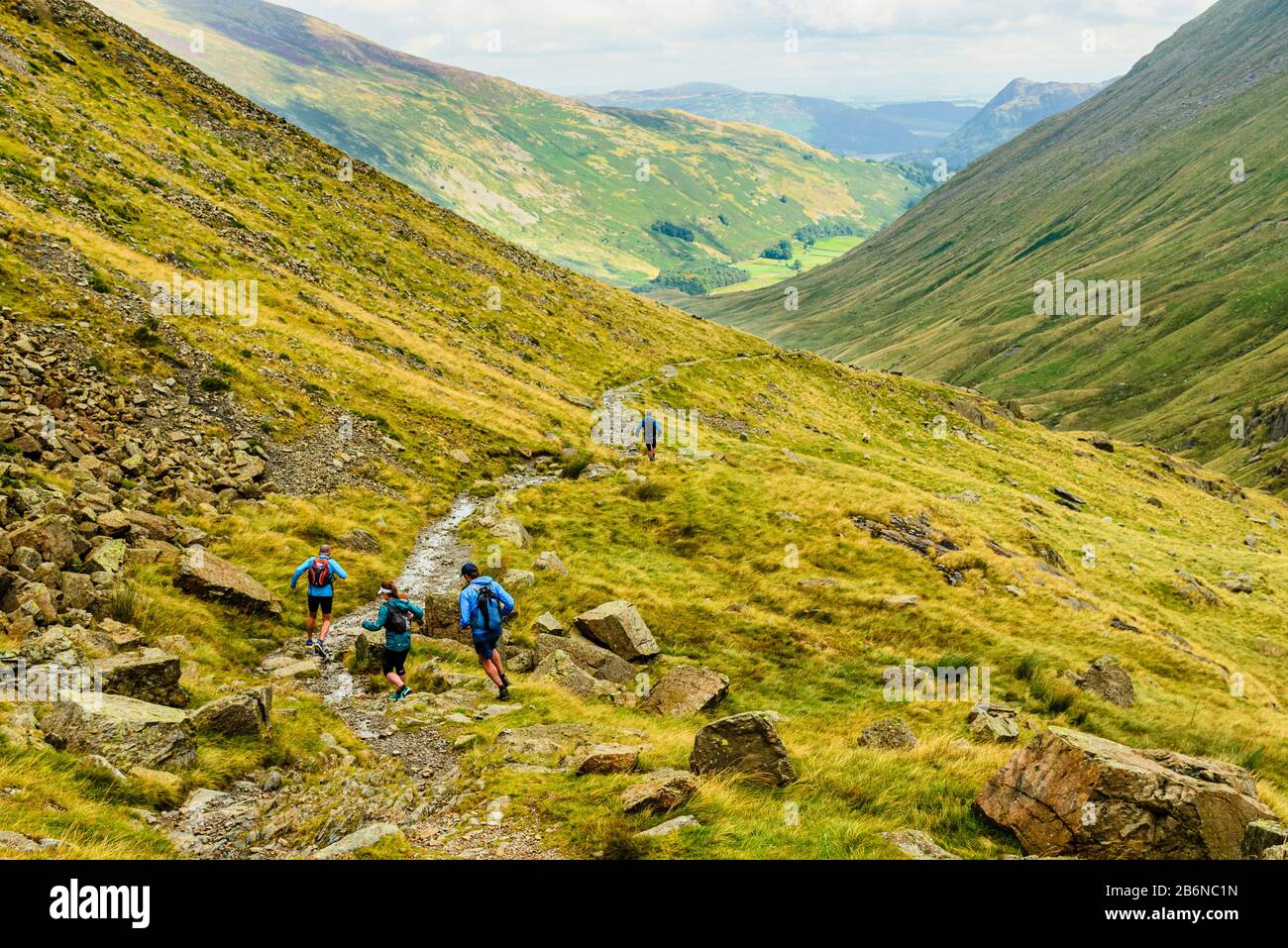 Verfallene Läufer, die Grisedale in den östlichen Fells des Lake District abstiegen Stockfoto