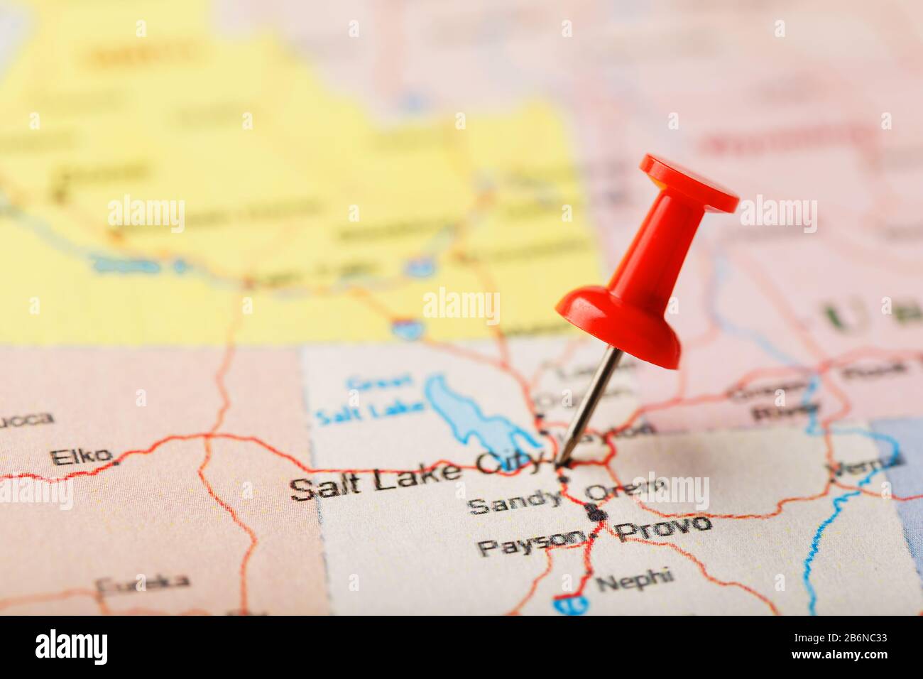 Rote Schreibnadel auf einer Karte von USA, Utah und der Hauptstadt Salt Lake City. Nahaufnahme Karte Utah mit Red Tack, US-Kartenstift Stockfoto